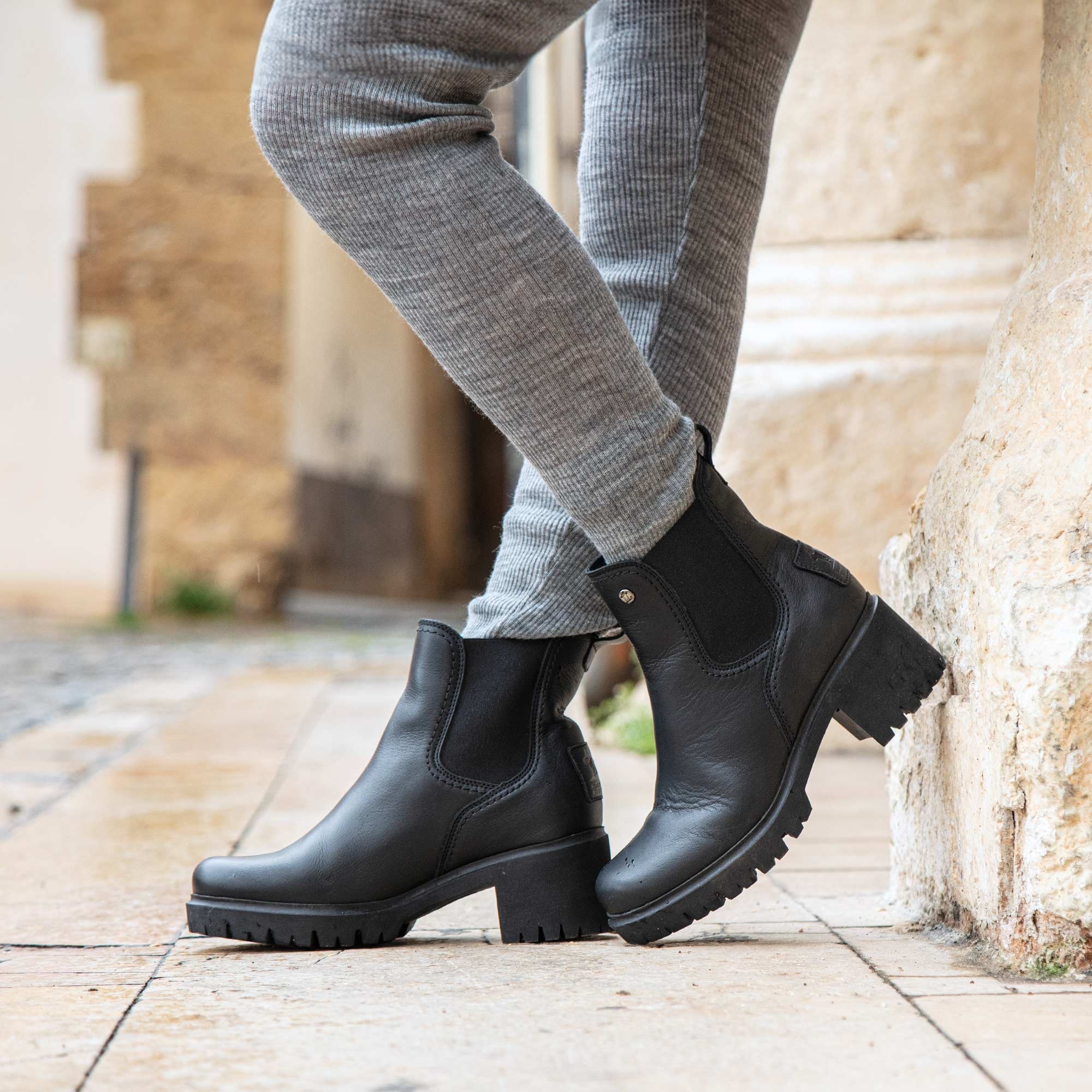 Panama Jack Chelseaboots »Pia«, Stiefelette, Schlupfschuh, Blockabsatz, mit Profilsohle