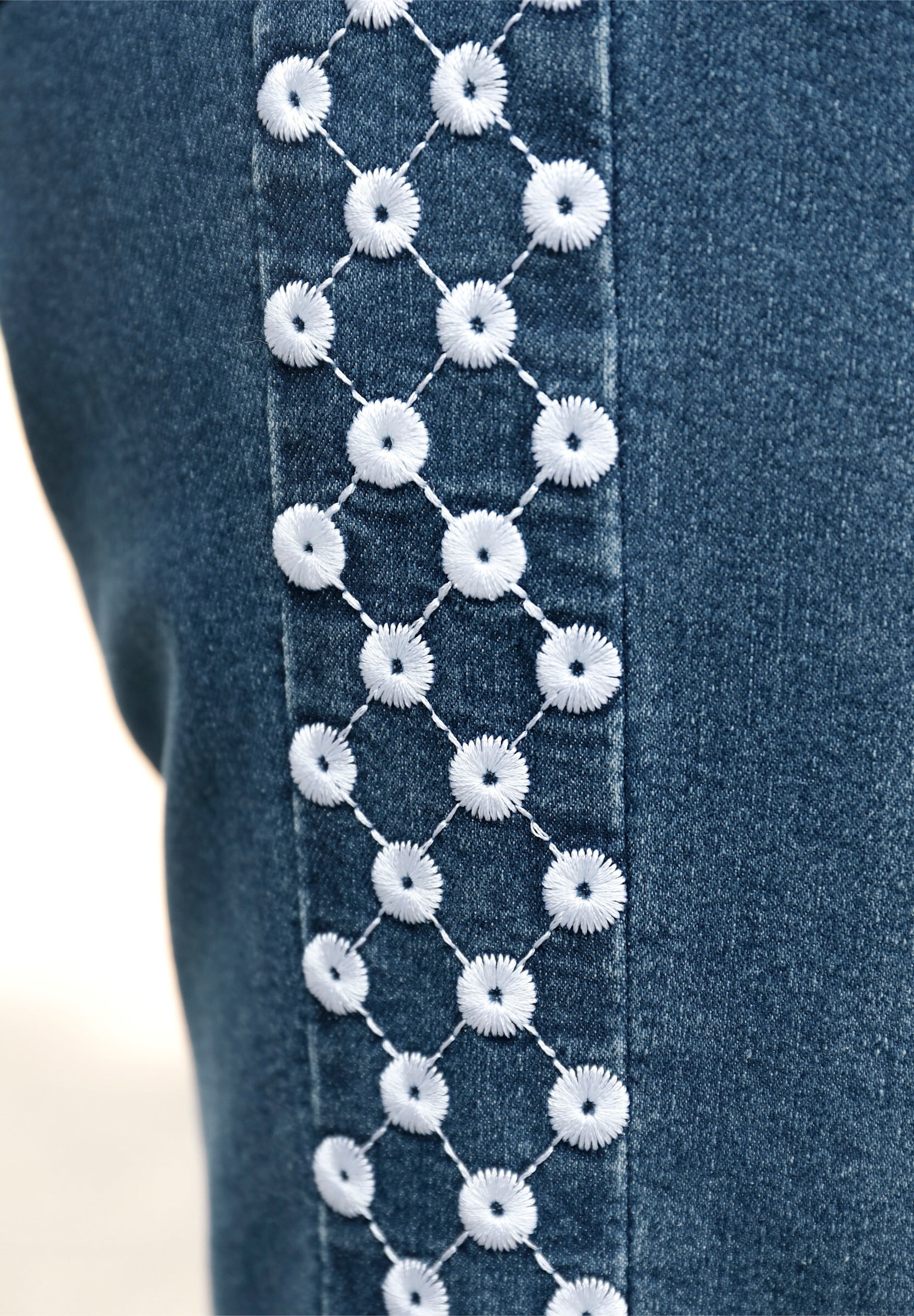 Sieh an! Bequeme Jeans »Jeans Jeans mit Lochstickerei«
