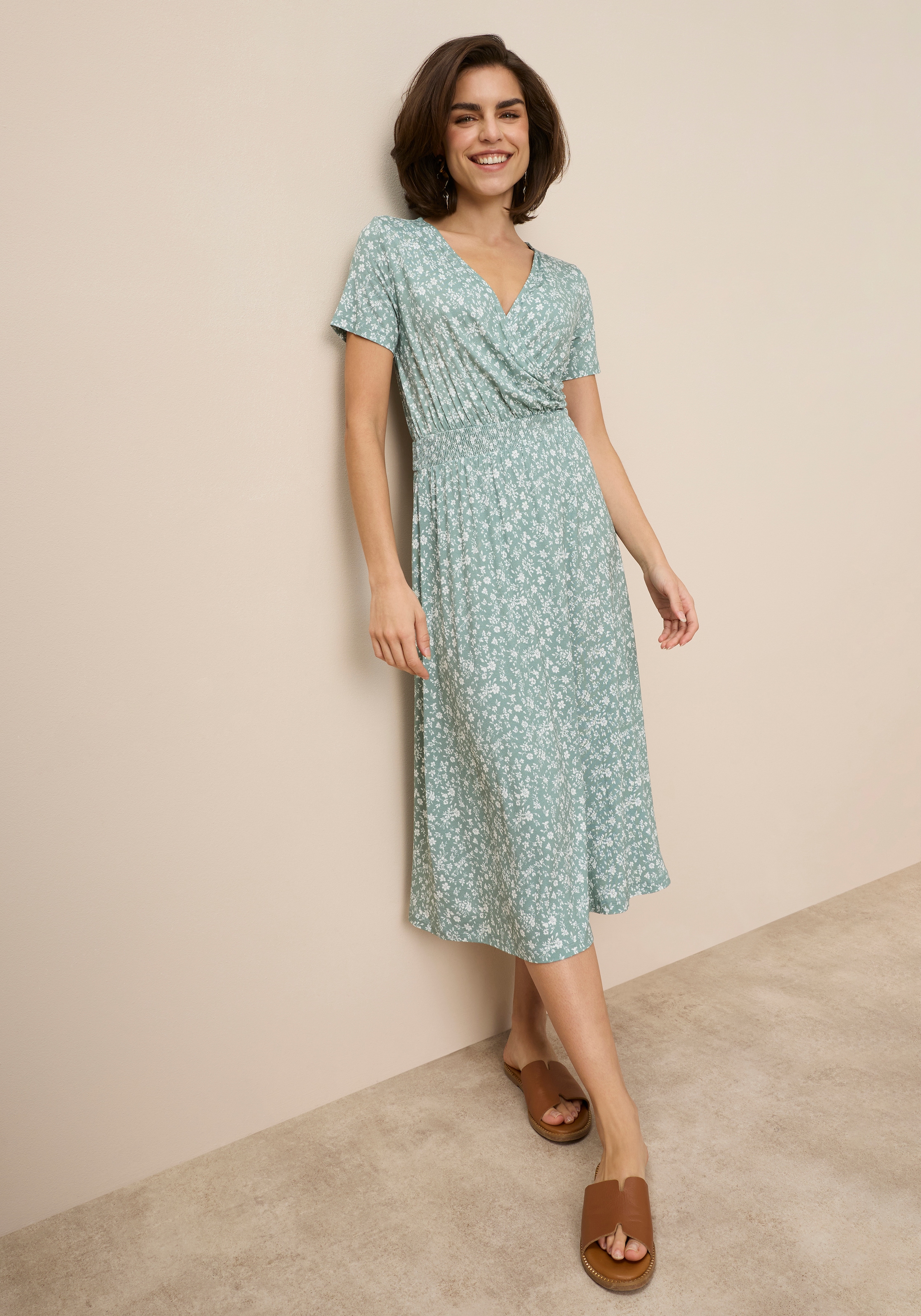 Tamaris Jerseykleid »mit tailliertem Schnitt, aus fließender Viskose-Qualität« in Midilänge