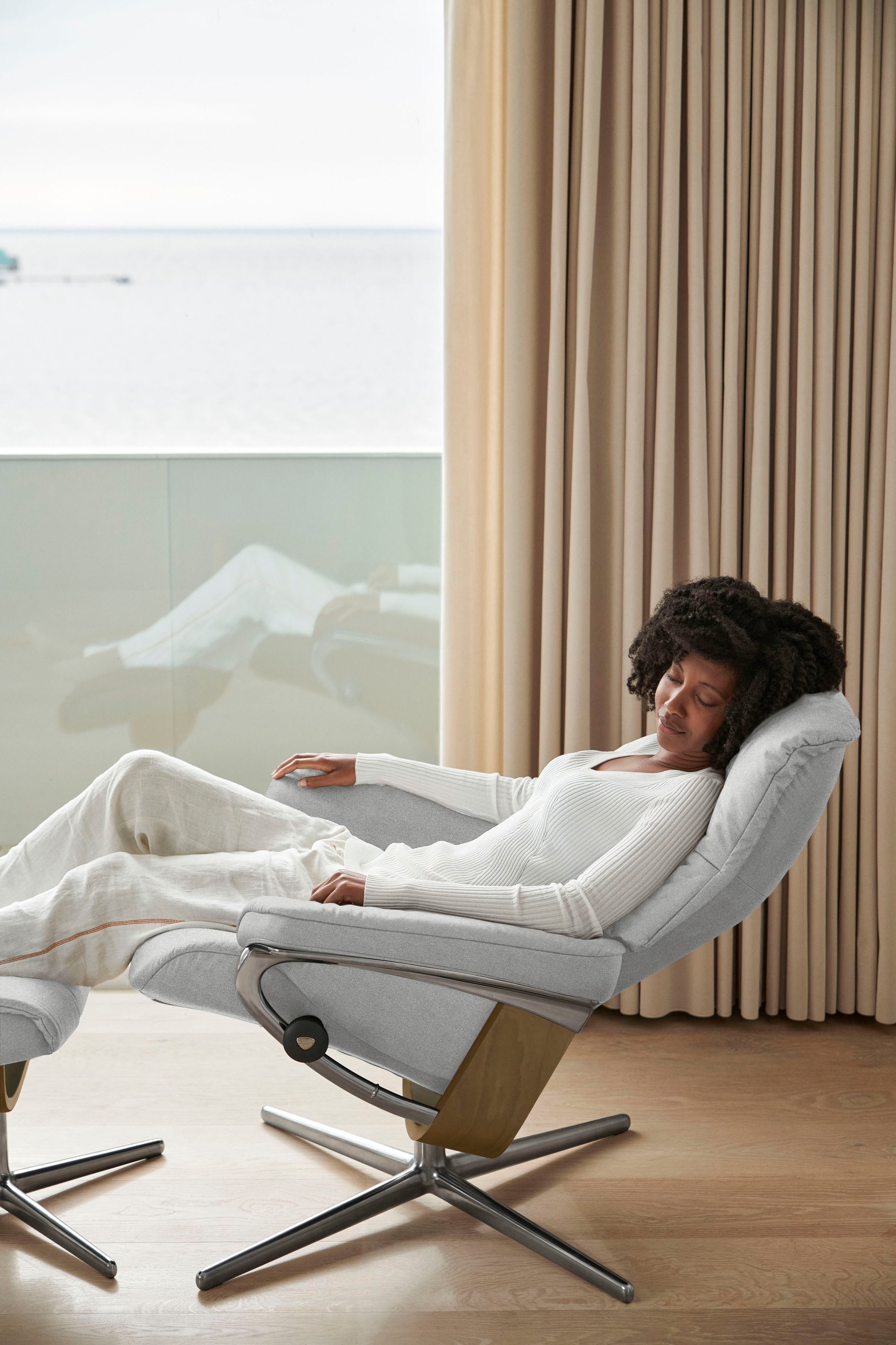 Stressless® Relaxsessel »Mayfair«, (Set, Relaxsessel mit Hocker), mit Hocker, mit Cross Base, Größe S, M & L, Holzakzent Eiche