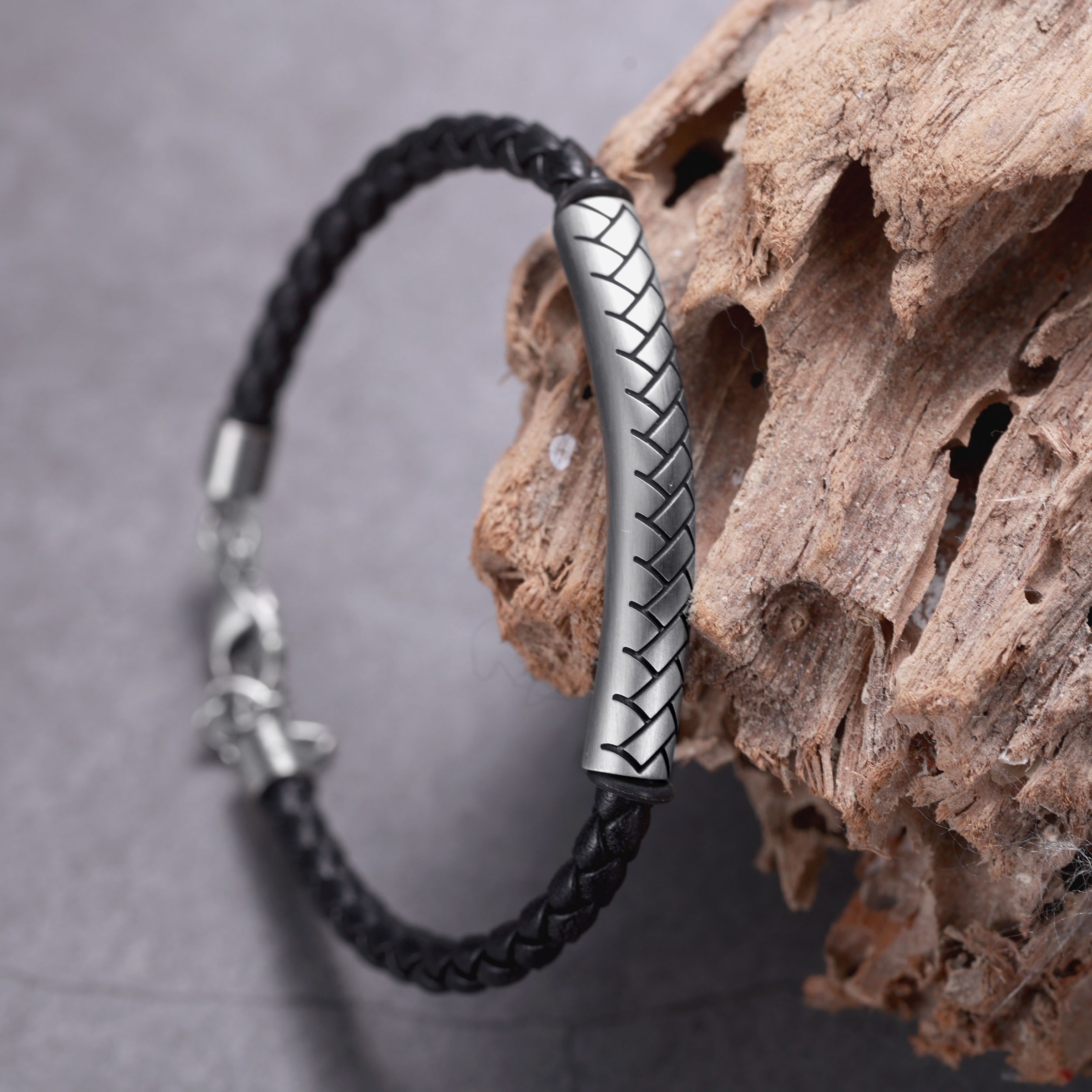 Firetti Armband »Schmuck Geschenk Edelstahl Leder Armschmuck Armkette Loobstprägung«