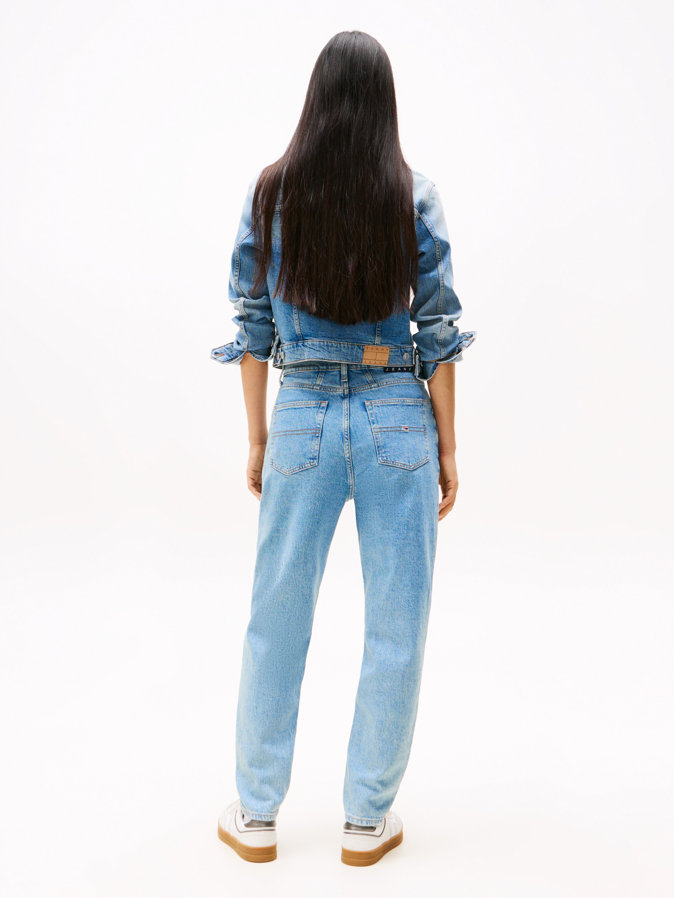 Tommy Jeans Tapered-fit-Jeans »High waist - Mom-Jeans Tapered«, Mit Tommy Hilfiger Logo-Flag auf der Gesäßtasche