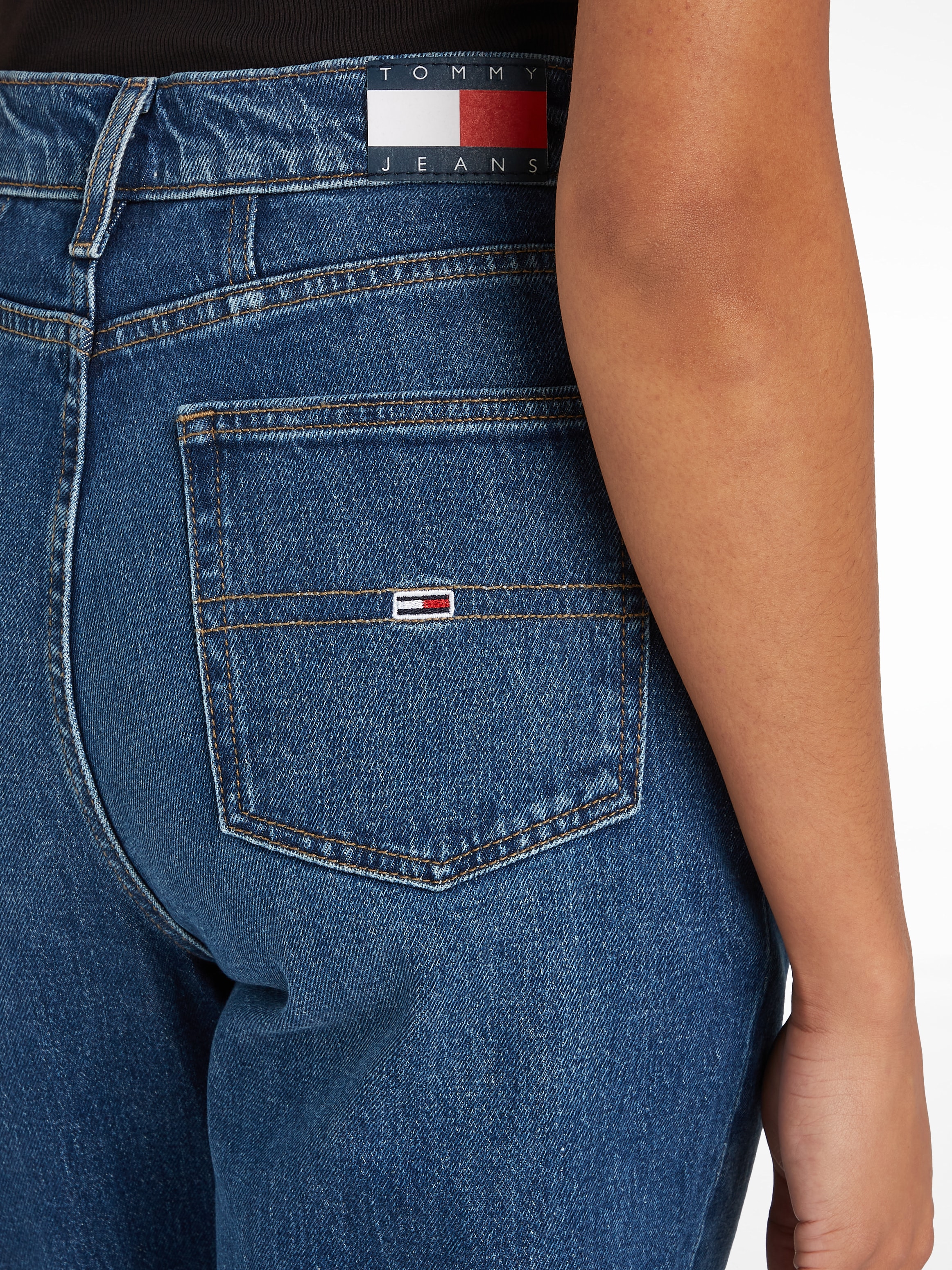 Tommy Jeans Mom-Jeans »Tommy Jeans - High waist - Mom-Jeans«, Mom Jeans mit hoher Taille und Tommy Jeans Logo-Badge