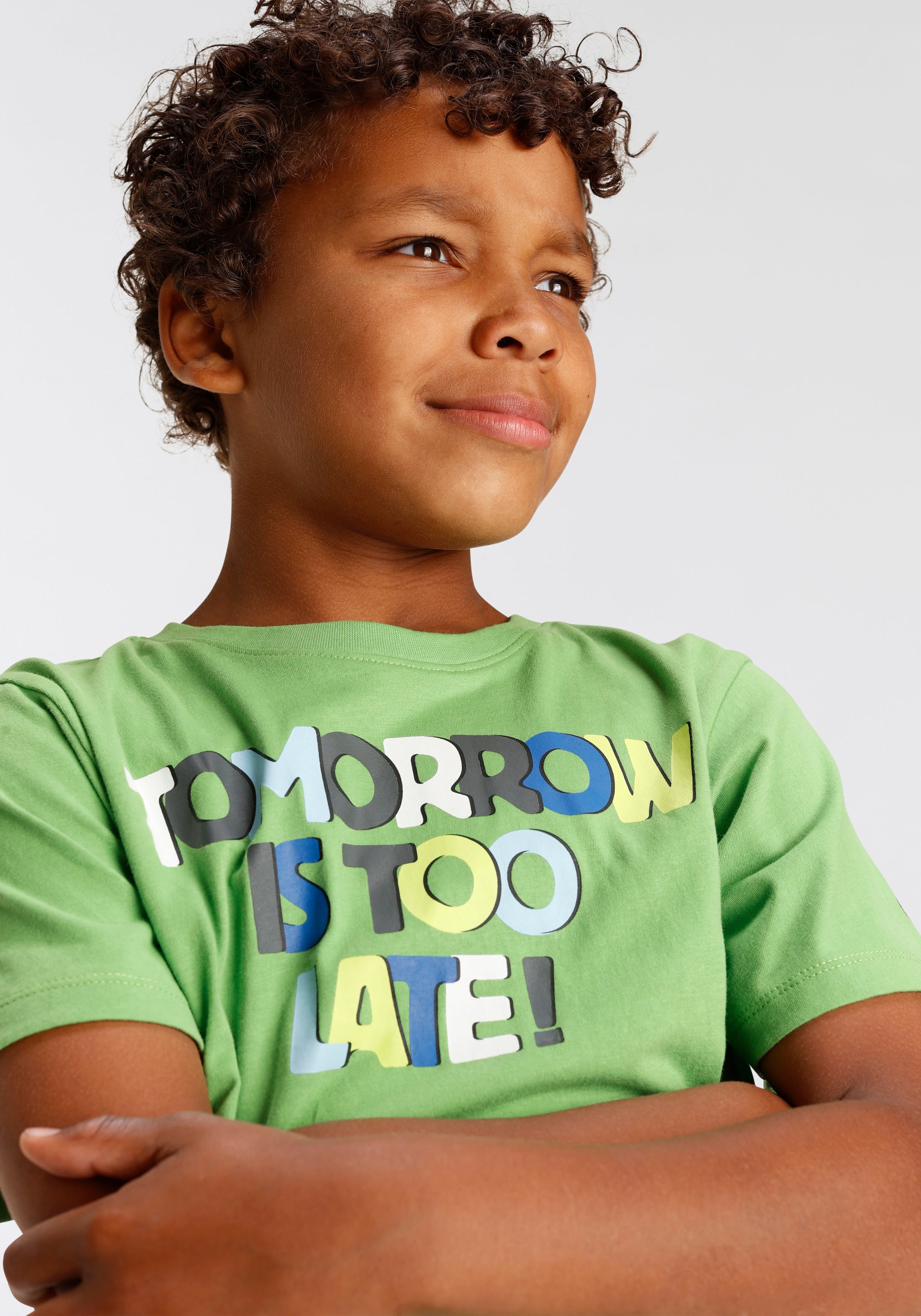 bei T-Shirt IS LATE«, Spruch KIDSWORLD TOO »TOMORROW