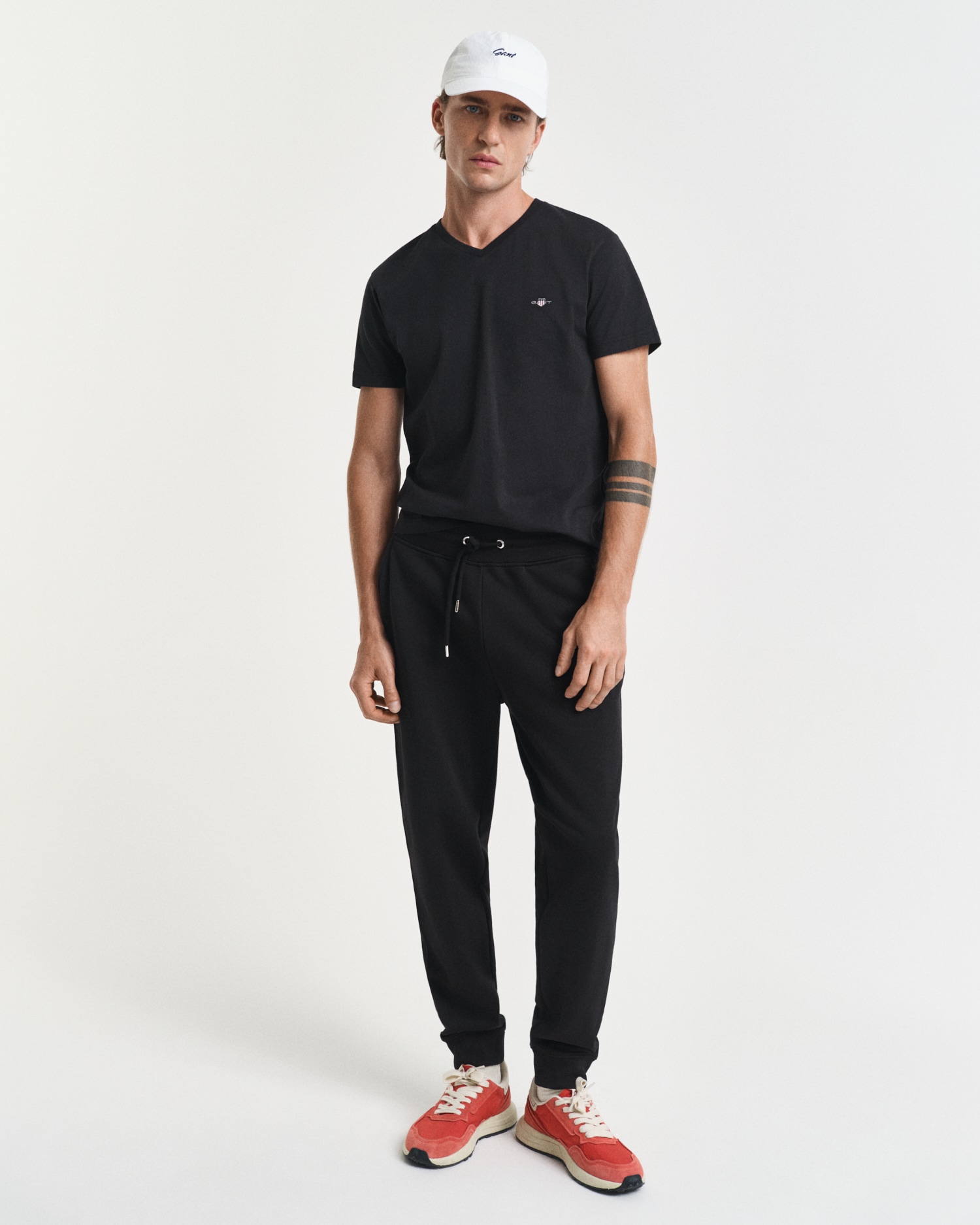 Gant Sweathose »REG SHIELD SWEATPANTS«, mit Logostickerei unterhalb des Bunds