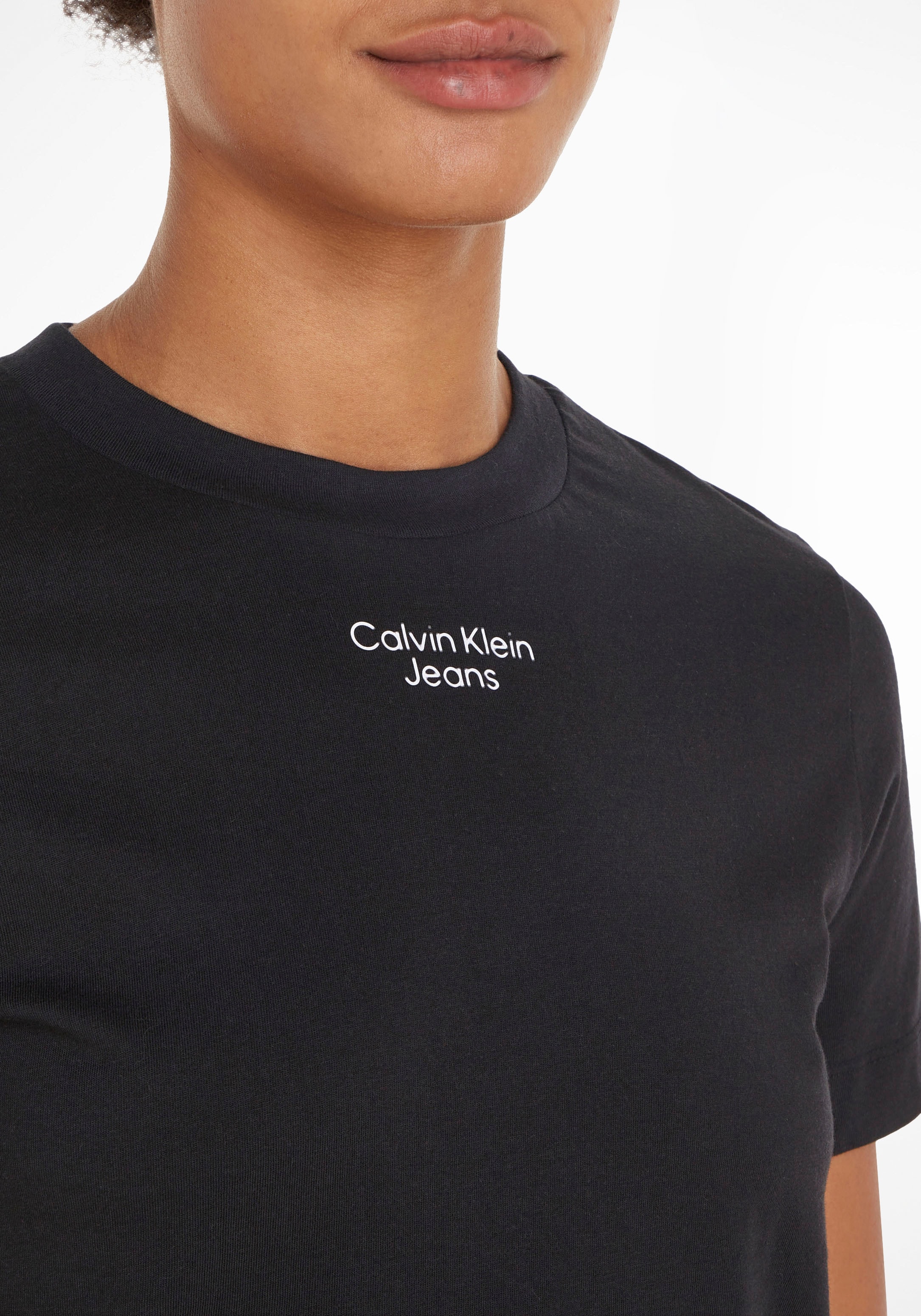 Calvin Klein »STACKED mit STRAIGHT LOGO Jeans dezentem T-Shirt bei ♕ TEE«, MODERN Calvin Jeans Klein Logodruck
