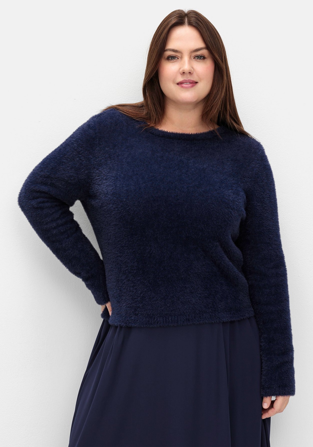 Sheego Rundhalspullover »Flauschiger Pullover mit tiefem V-Ausschnitt hinten«