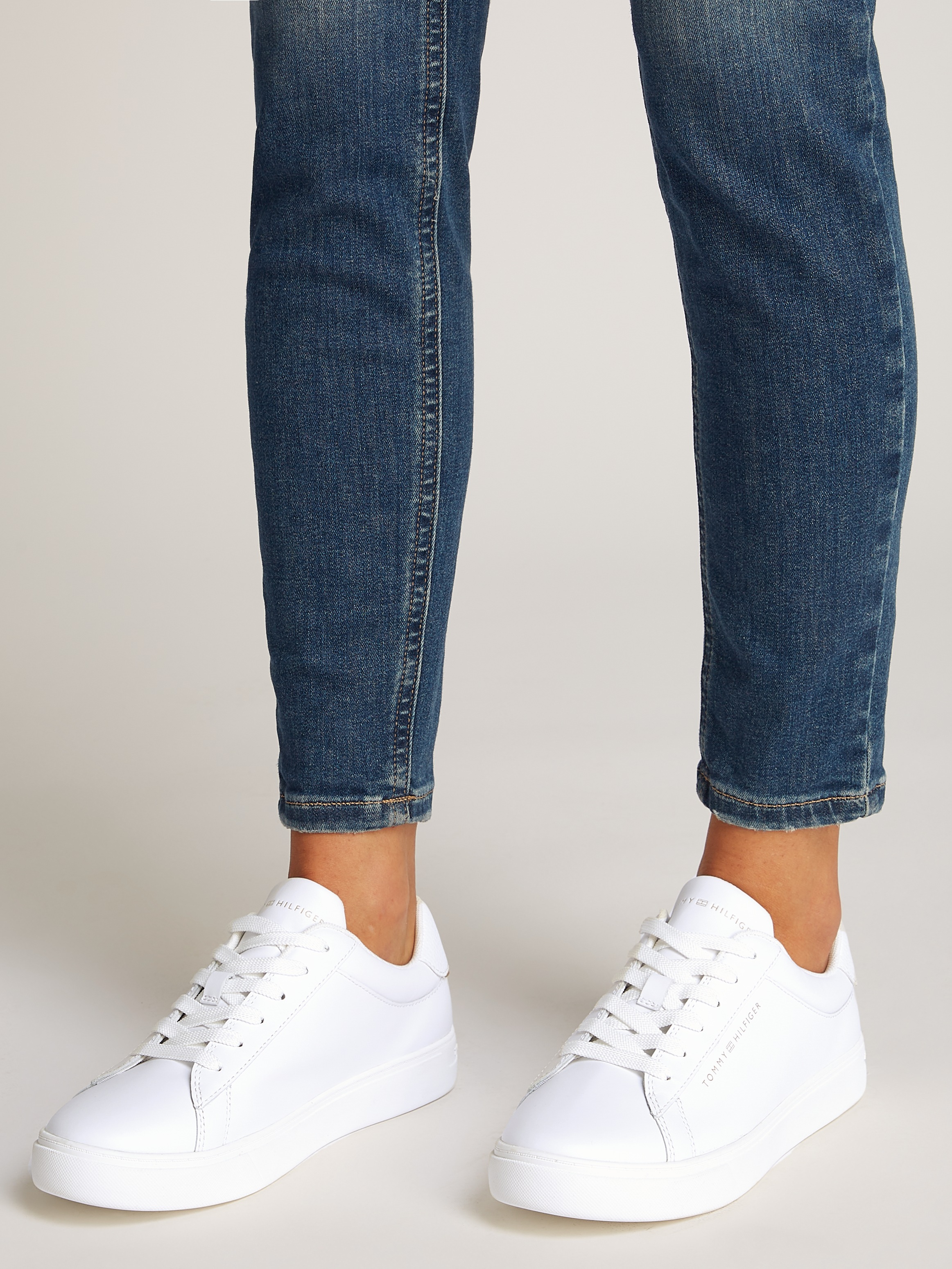 Tommy Hilfiger Plateausneaker »ESSENTIAL COURT SNEAKER«  , Freizeitschuh, Halbschuh, Schnürschuh mit Logoschriftzug