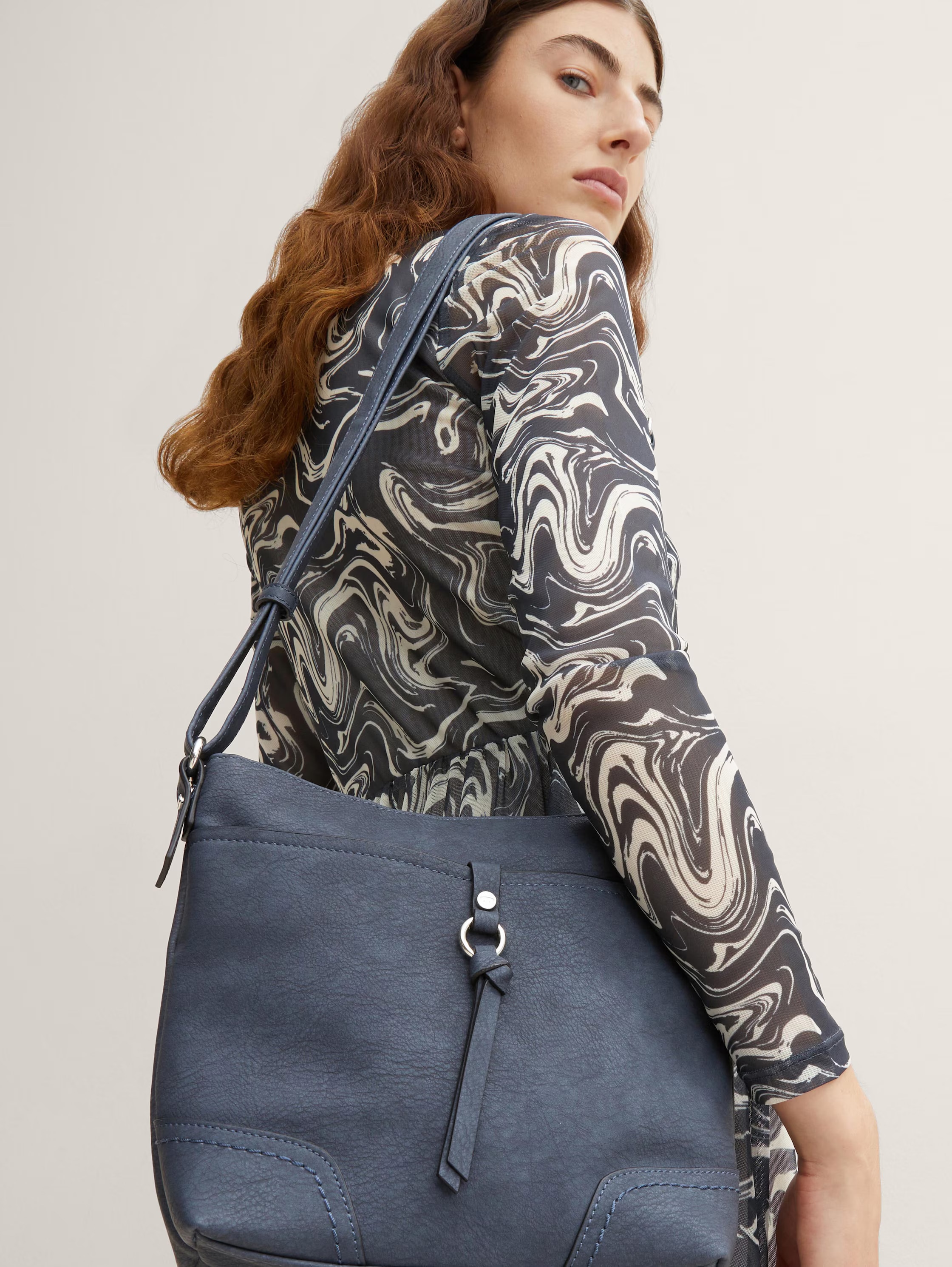 TOM TAILOR Umhängetasche »Imeri« weiches Lederimitat mit 2-tone-Effekt, Ziernähten und Dekoanhänger