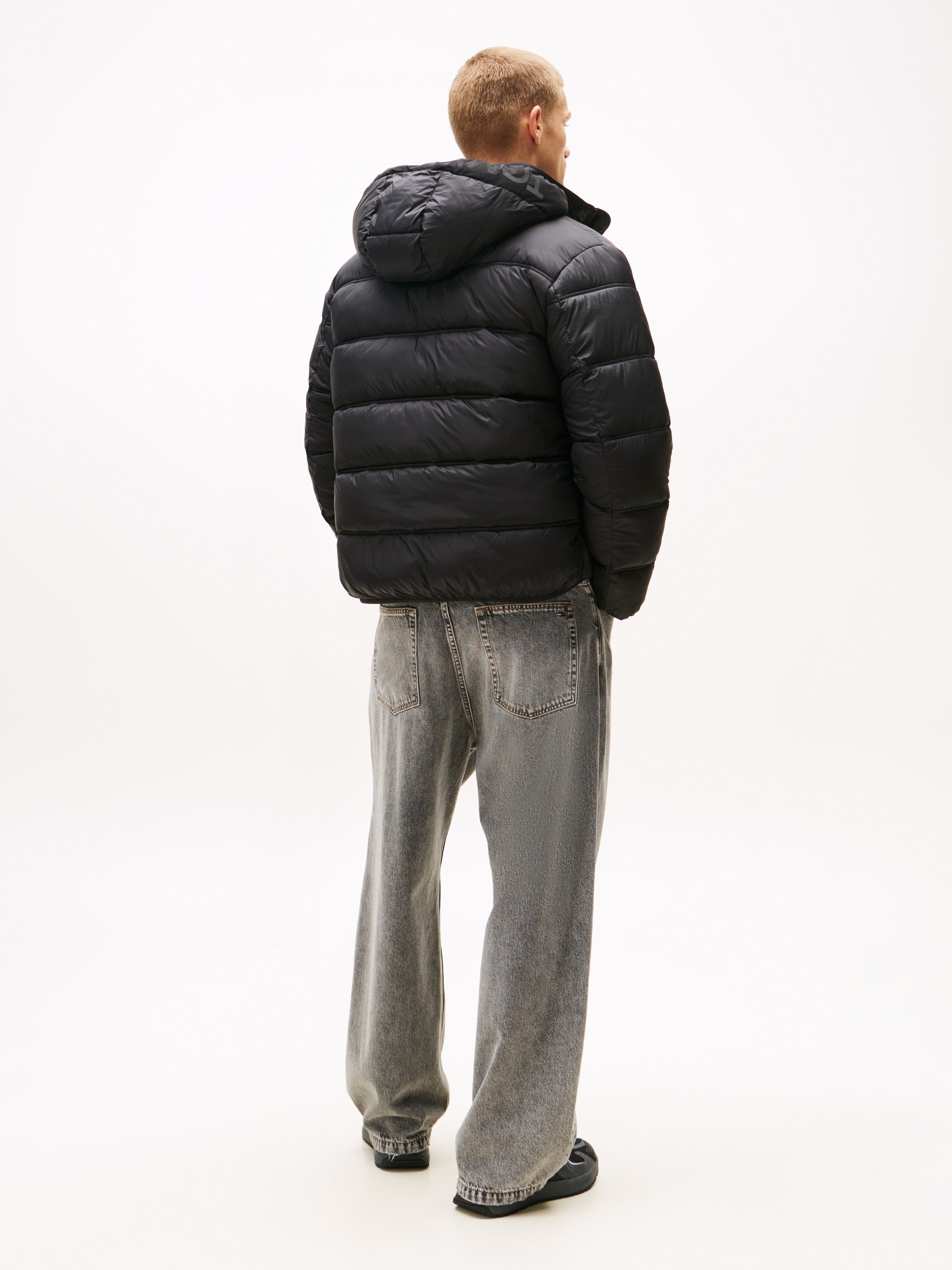 Tommy Jeans Steppjacke »HOODED LOGO PUFFER«, mit Kapuze, Übergangsjacke Regular fit mit Rundhalsausschnitt