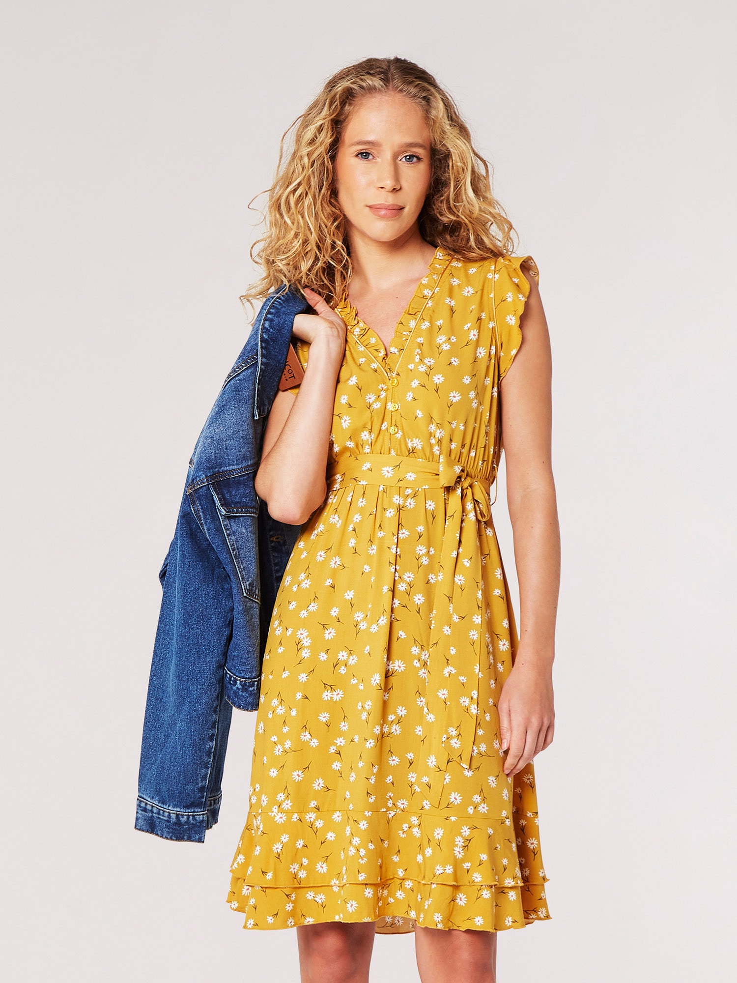 Apricot Minikleid »Geblümtes Kleid« mit Taillenband, 2 tlg. mit Rüschen und Gänseblümchen