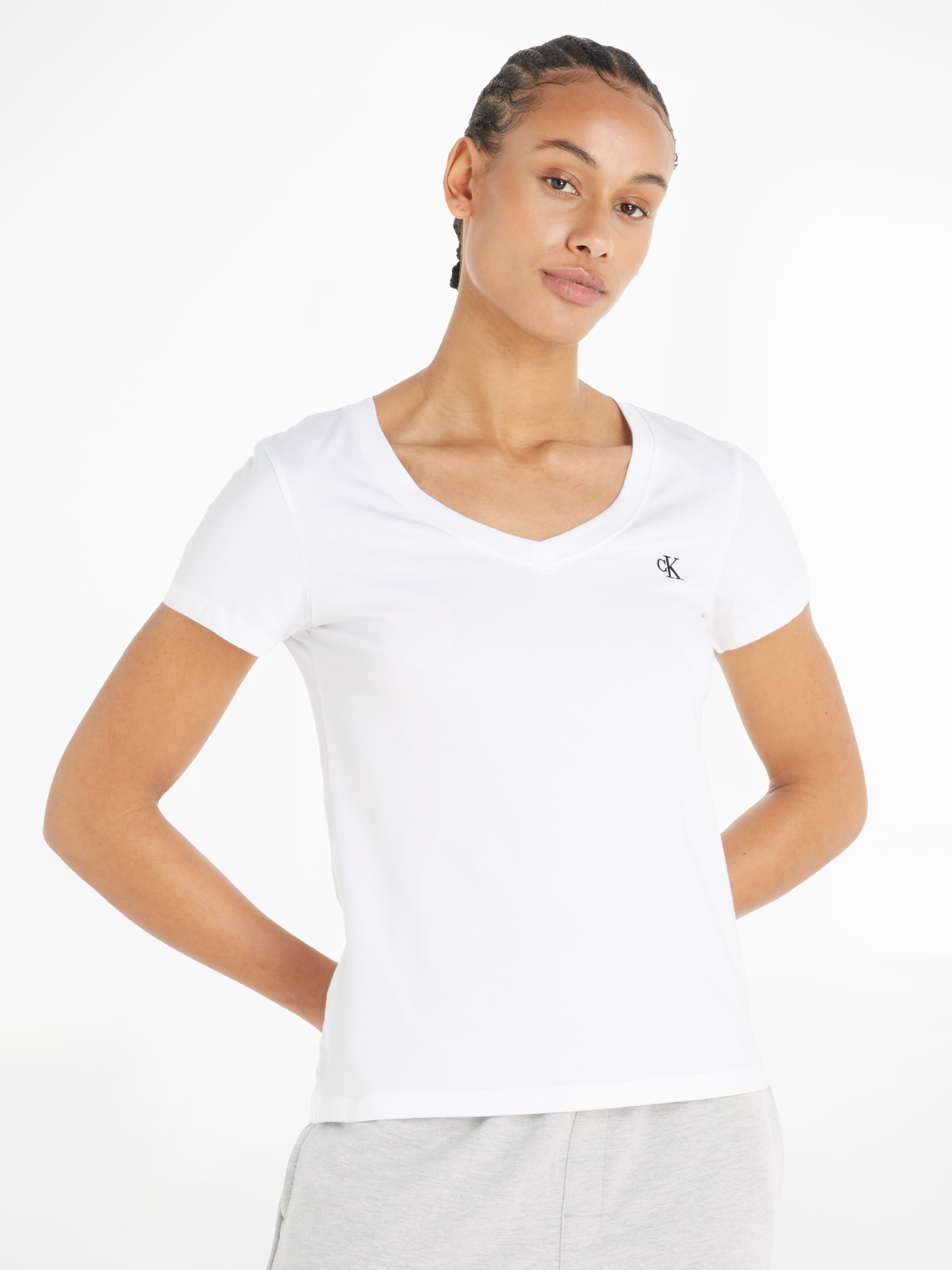Calvin Klein Jeans V-Shirt V-NECK«, (1 STRETCH ♕ Brusthöhe EMBROIDERY bei auf »CK kleiner Klein Calvin tlg.), mit Logo-Stickerei