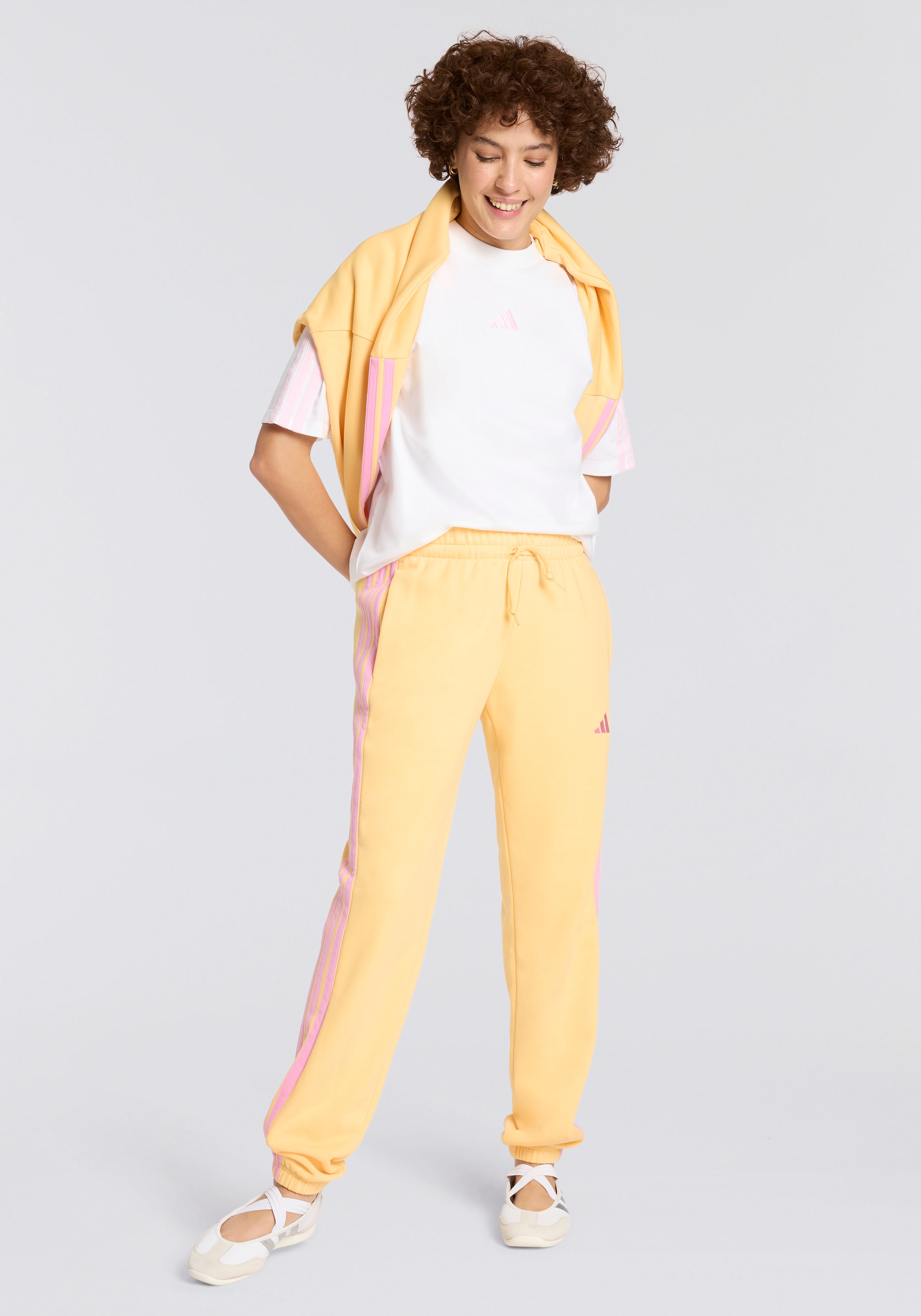 adidas Sportswear T-Shirt »ESSENTIALS 3-STREIFEN BOYFRIEND« lockere Passform, Kurzarmdesign, sportlicher Stil, aus Baumwolle
