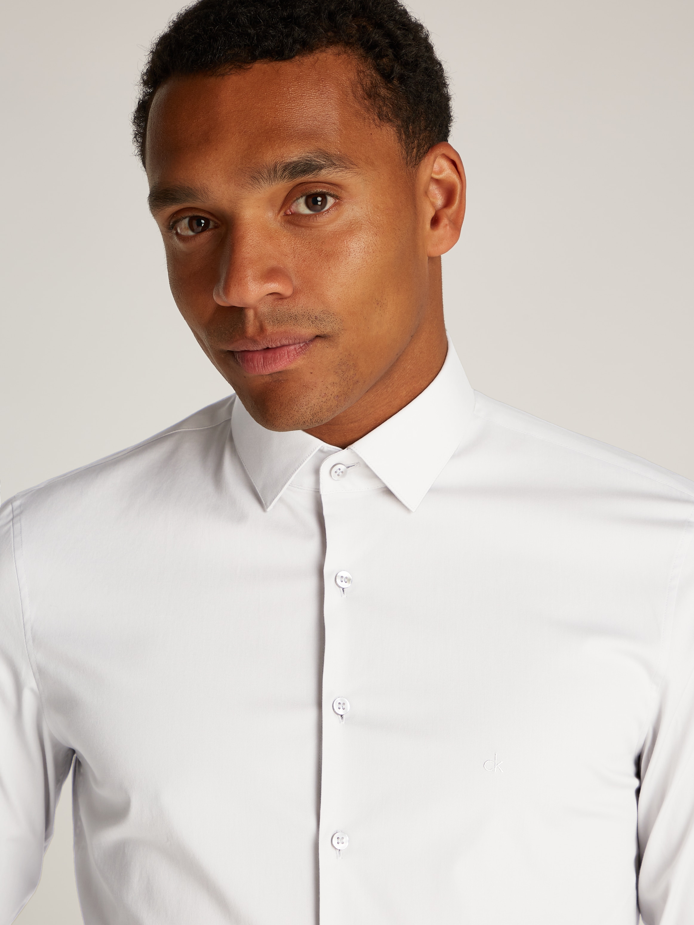 Calvin Klein Businesshemd »POPLIN STRETCH SLIM SHIRT«, mit Kentkragen, Logoprint auf Brusthöhe