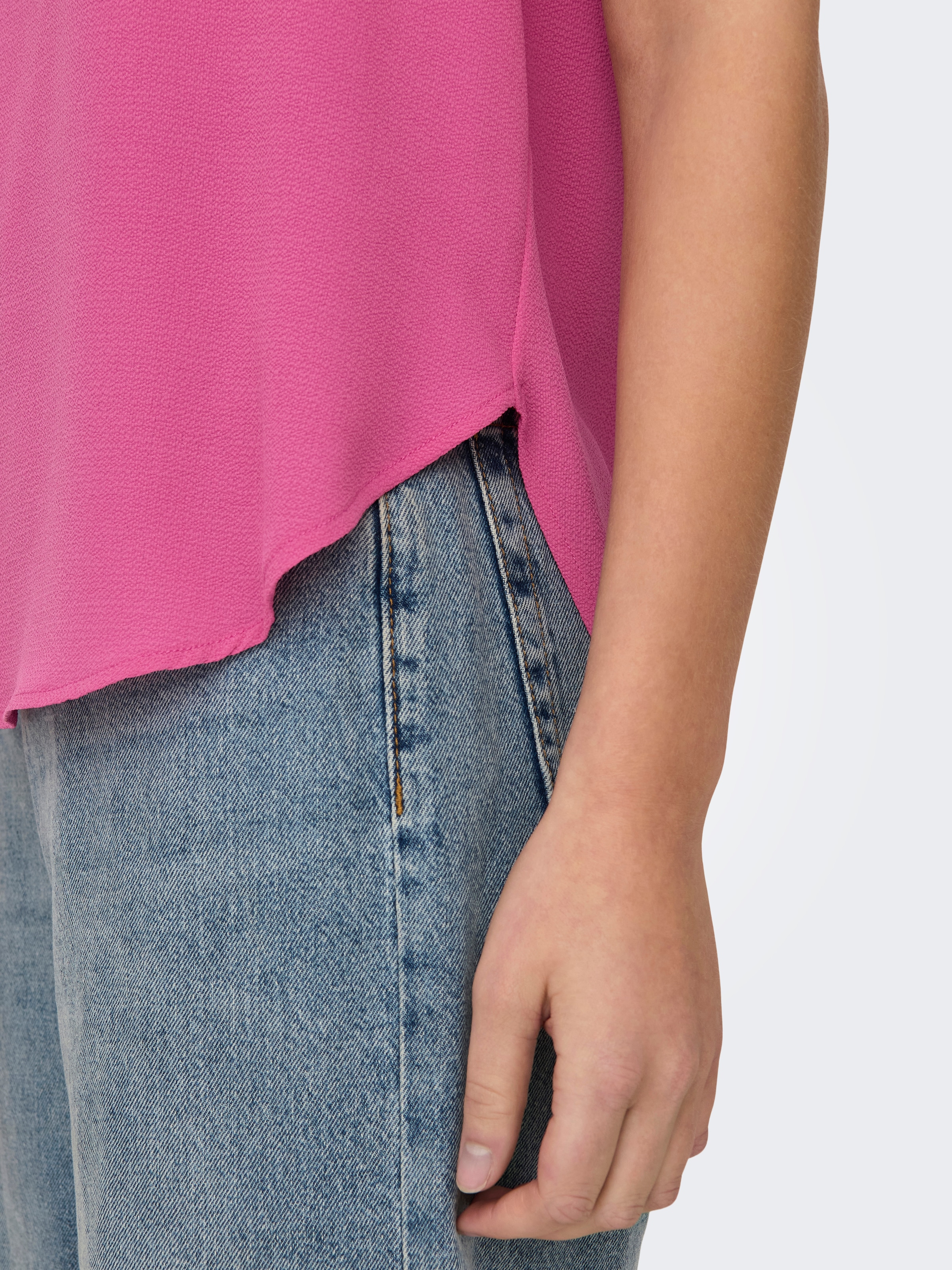 ONLY Kurzarmbluse »ONLVIC – feminines Blusenshirt in lockerer Form«, regular fit, Web, Kunstfaser, Rundhals, unifarben
