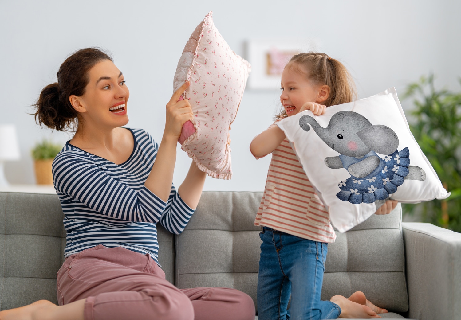 queence Dekokissen »Elefant mit Blumenkleid«, Kissenhülle mit HD Premium Druck, geruchsneutral, 40x40cm