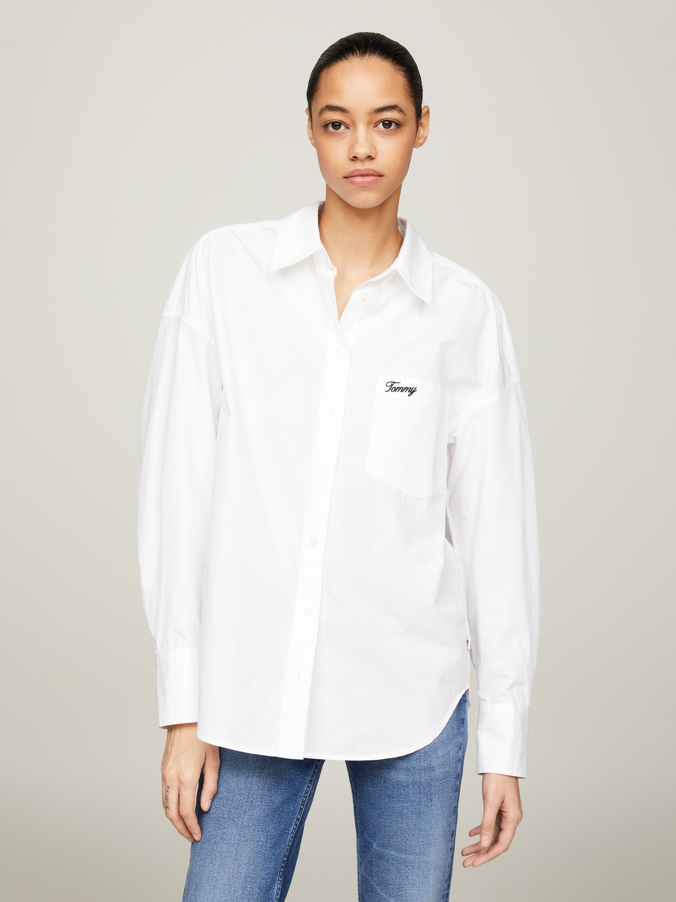 Tommy Jeans Blusentop »TJW SP OVR SCRIPT SHIRT EXT«, Mit Tommy Jeans Logo-Schriftzug