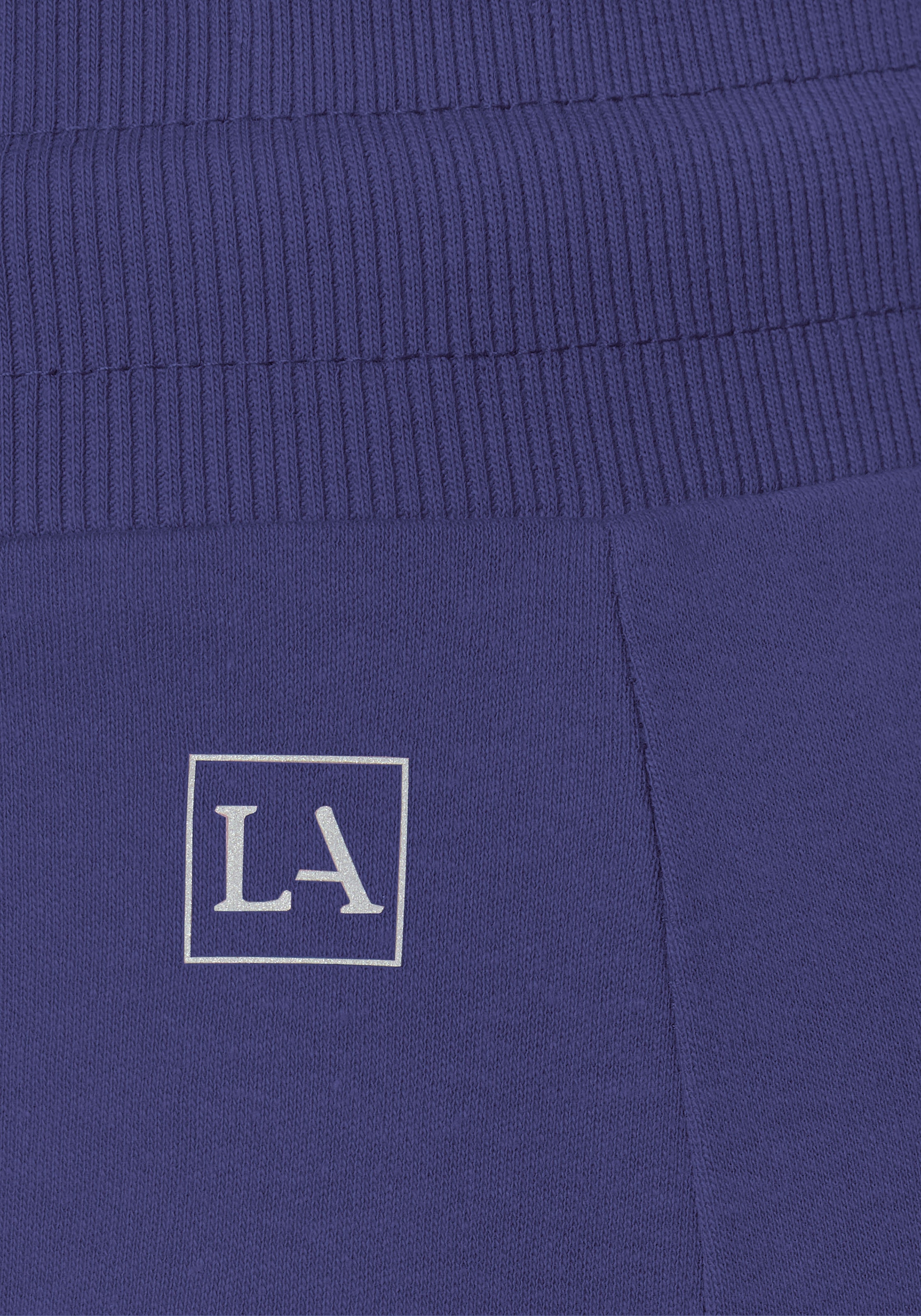 LASCANA ACTIVE Shorts, mit kleinen Seitenschlitzen