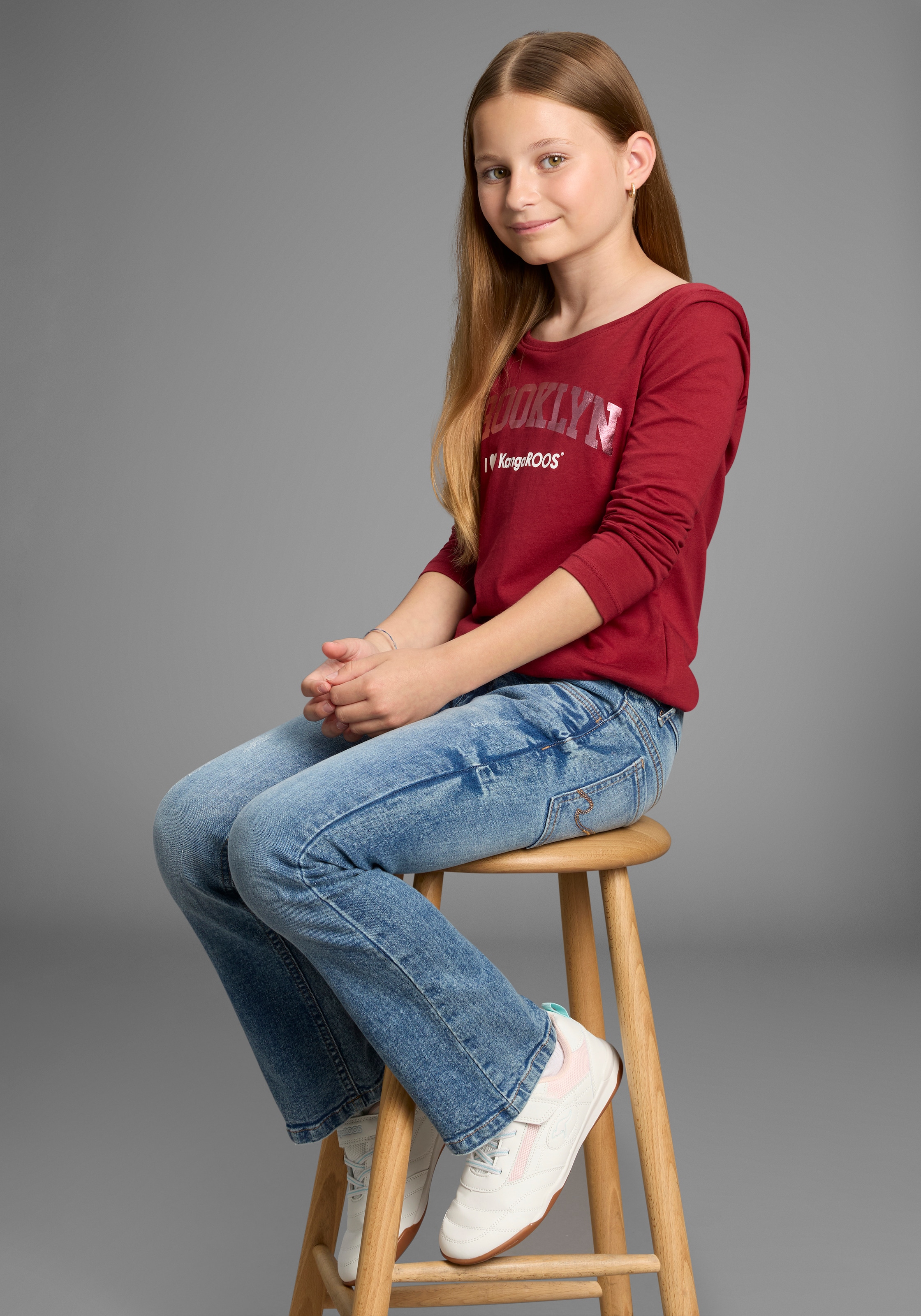 KangaROOS Langarmshirt »Shirt mit BROOKLYN Print« Trendiger Frontprint, U-Boot Ausschnitt