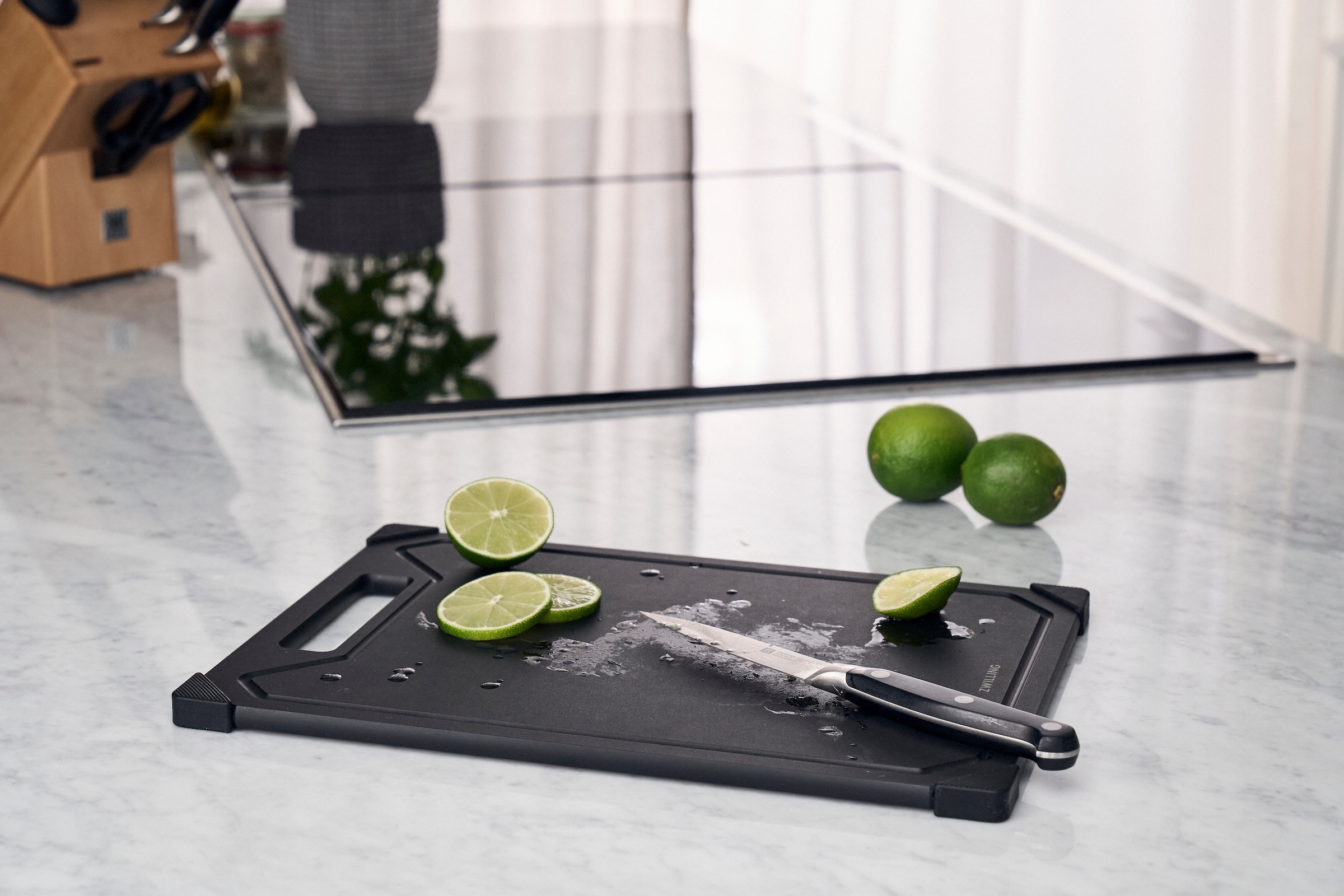 Zwilling Schneidebrett »Brett aus Holzfaser, mit Anti-Rutsch-Silikonfüßen« mit Saft-Rille, rutschfest, spülmaschinengeeignet