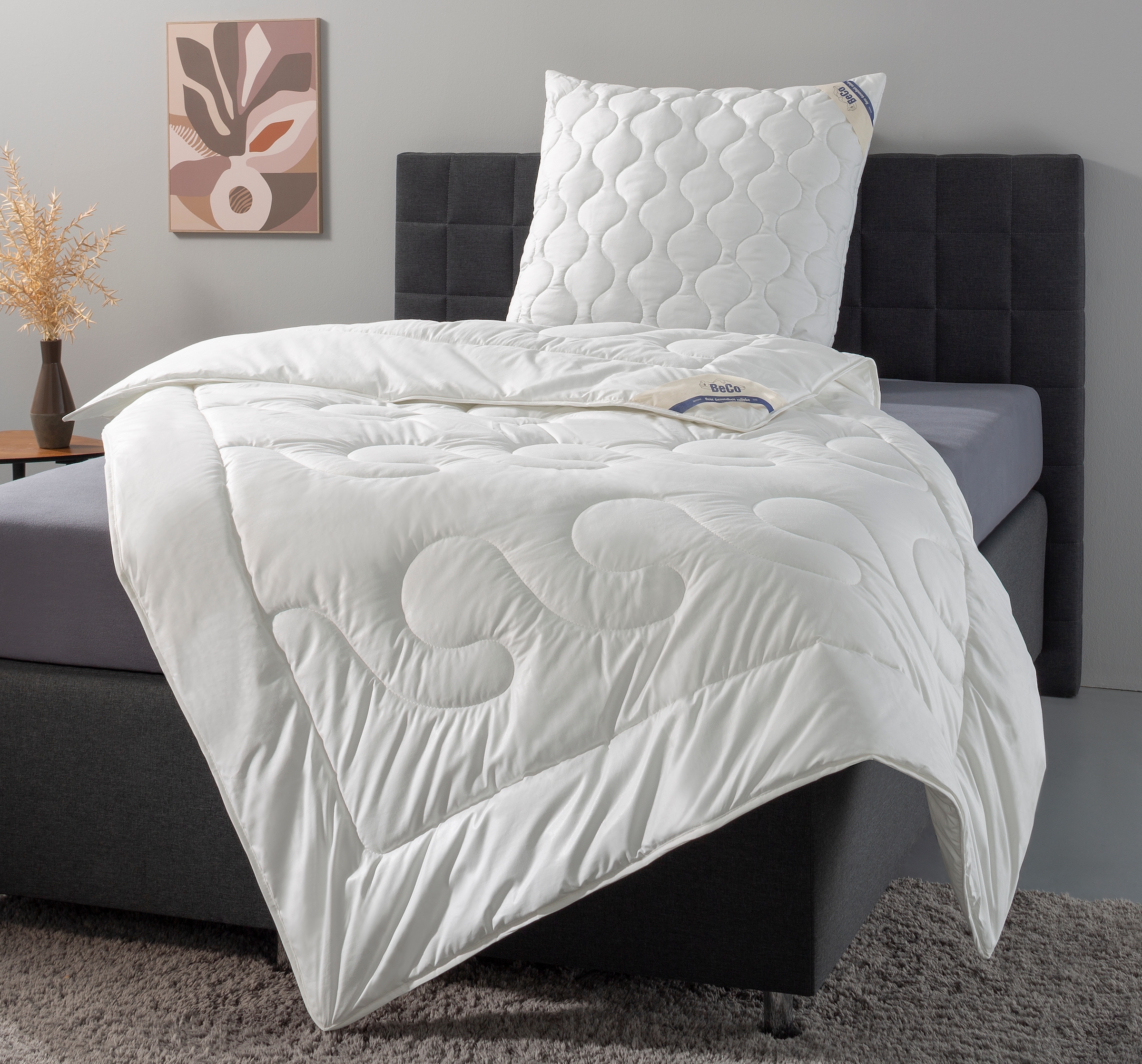 Beco Kunstfaserbettdecke »Aerelle™ Blue Bettdecke mit Gratis-Perlenohrsteckern« leicht Füllung recycelte Polyesterfaser 1 Stk. tlg. Jetzt zugreifen: Gratis-Aktion nur bis 31.12.2025!