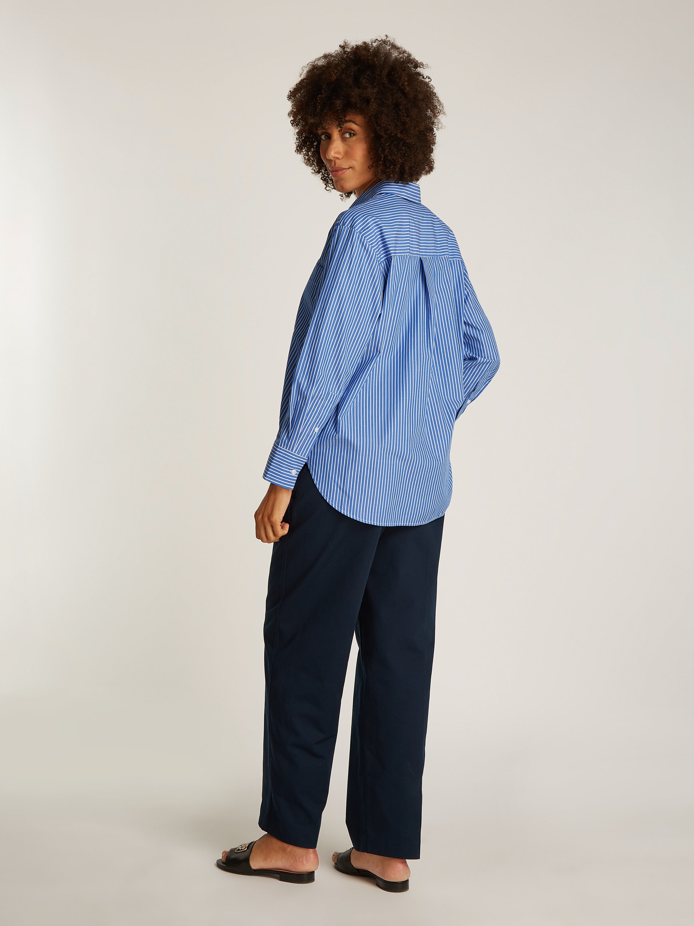 Tommy Hilfiger Hemdbluse »ESS POPLIN EASY FIT SHIRT«, Hinten länger geschnitten mit abgerundetem Saum