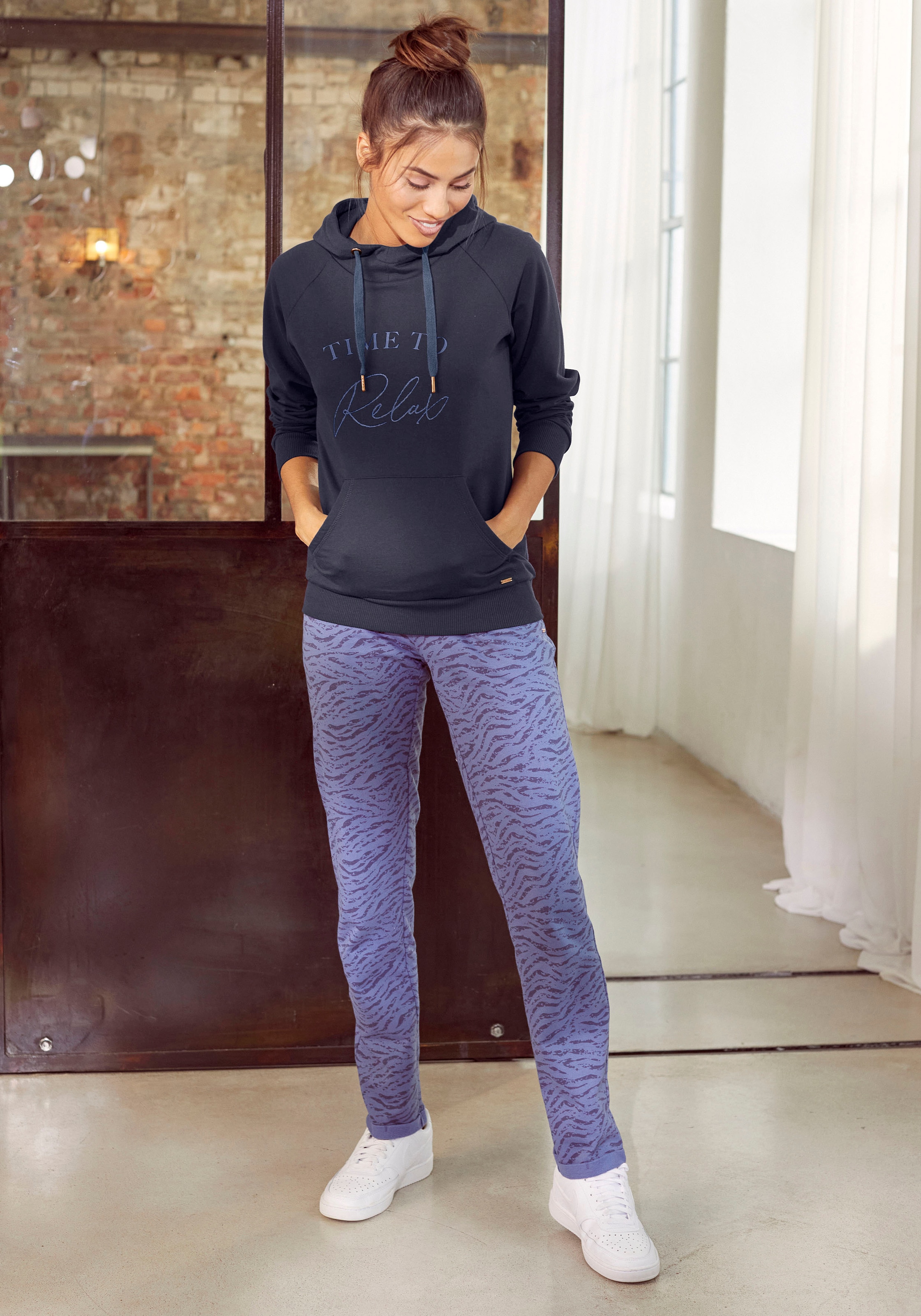 LASCANA Kapuzensweatshirt, mit Frontschriftzug, Loungewear