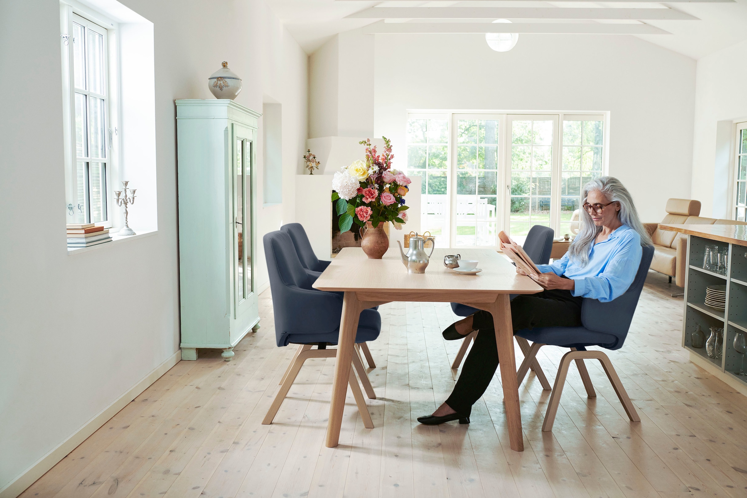 Stressless® Polsterstuhl »Laurel« () Low Back mit Armlehne, Größe L, mit schräggestellten Beinen in Schwarz