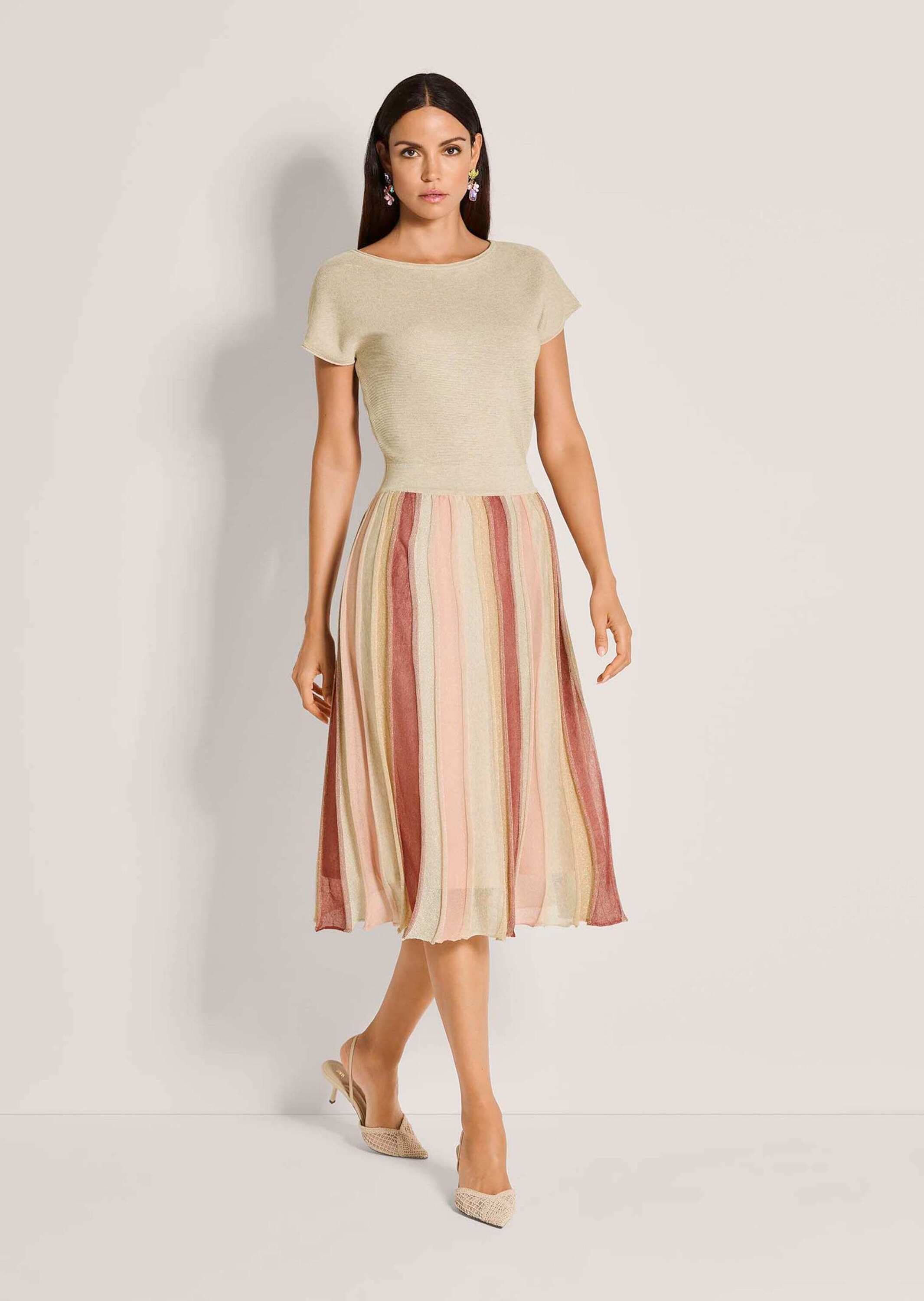 MADELEINE Strickkleid »Strickkleid Midi-Kleid mit kurzem Arm, schwingender Rock« Überschnittene Schultern