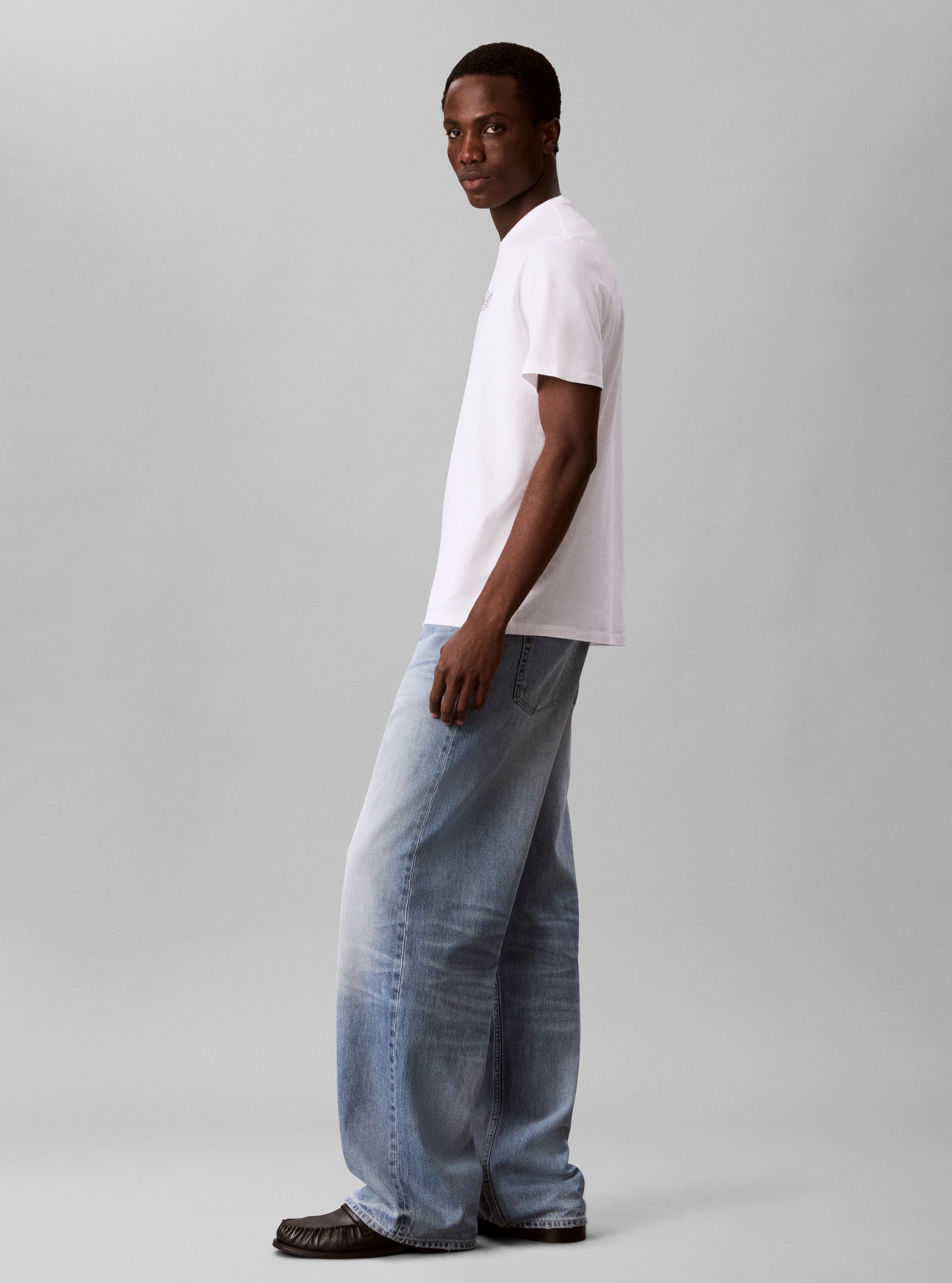 Calvin Klein T-Shirt »LOGO GRAPHIC« Regular fit mit Rundhalsausschnitt