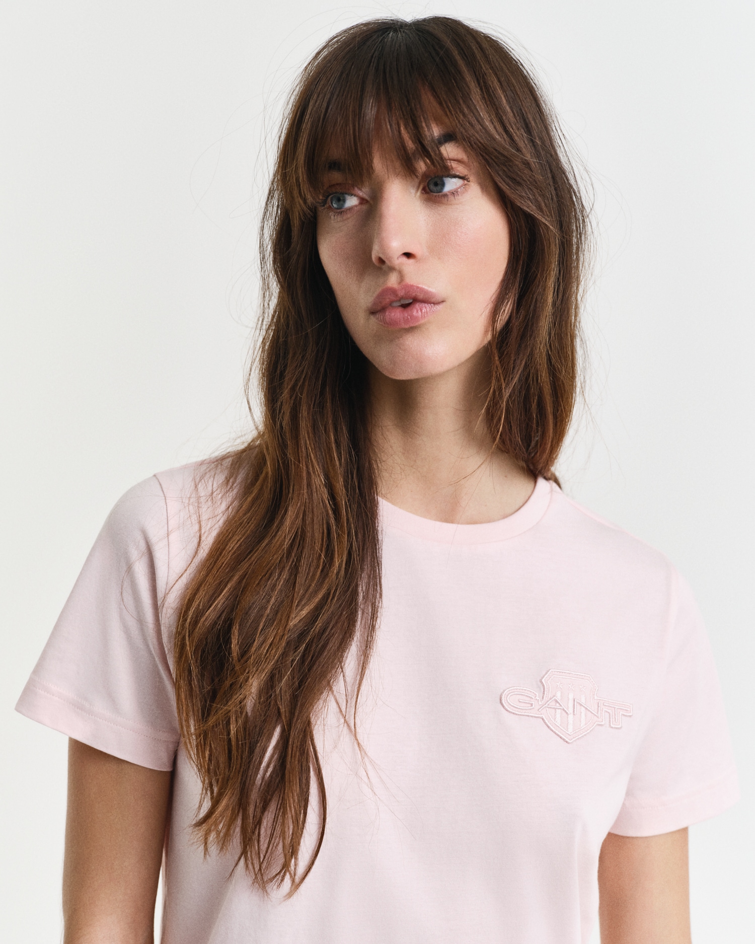 Gant T-Shirt »REG TONAL SHIELD SS T-SHIRT«, Rundhals, Ton in Ton Stickerei