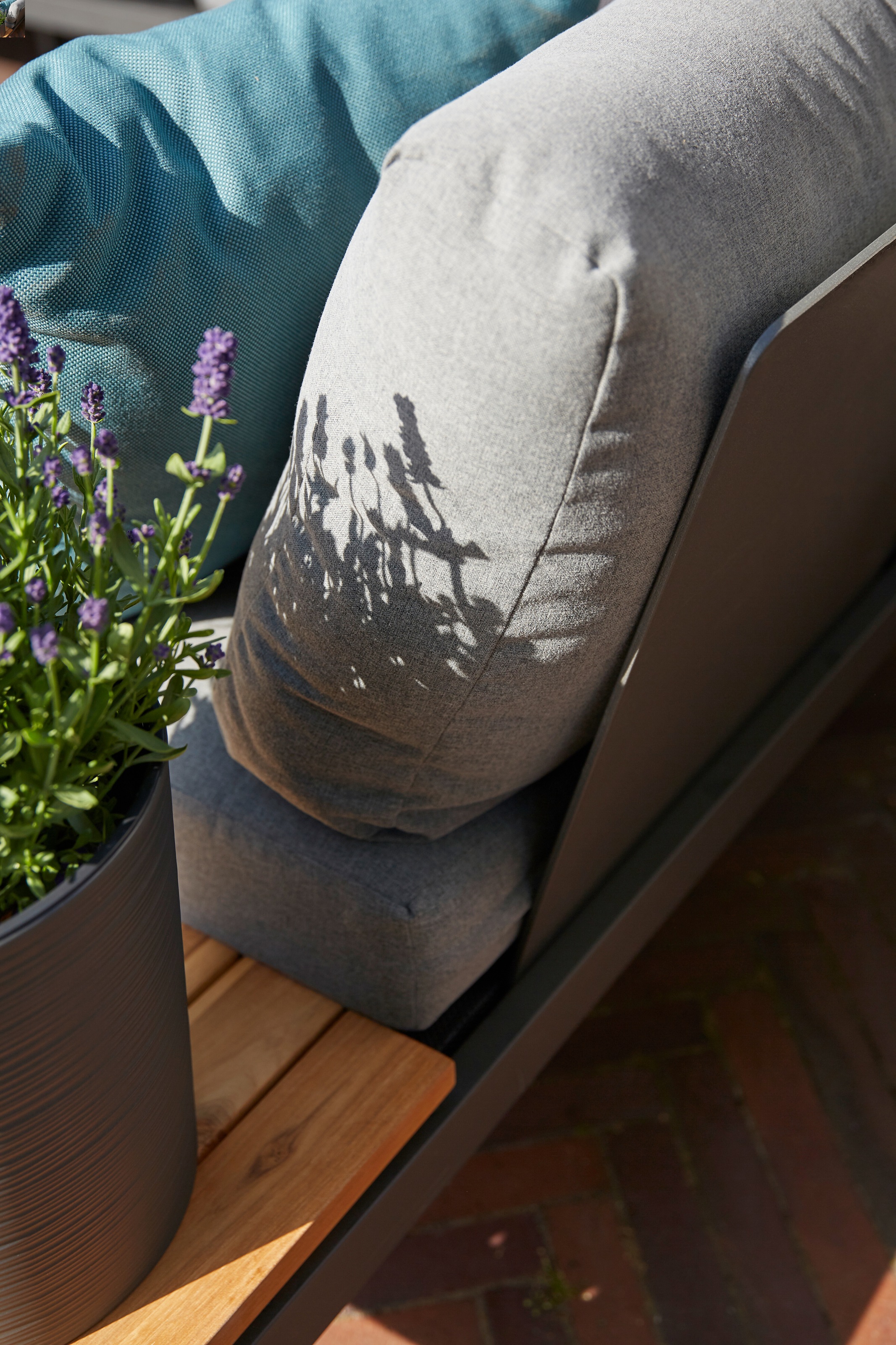 Siena Garden Loungesofa »Alvida« Aluminium, Teakholz, inkl. Sitz- und Rückenkissen grau