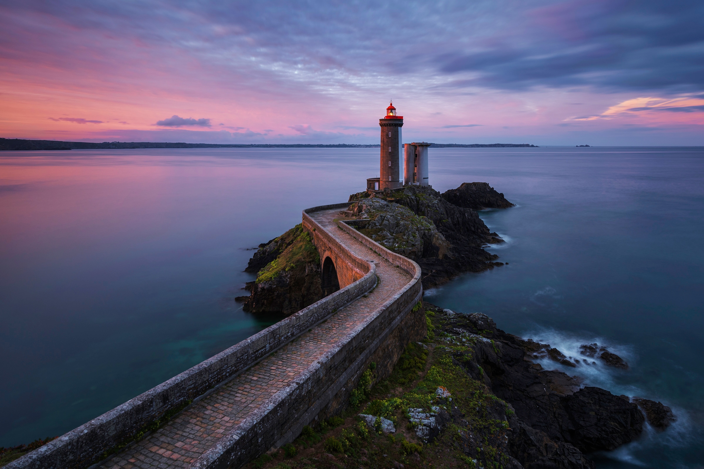 Papermoon, Fototapete »Photo-Art MARCO GALIMBERTI, PETIT MINOU«, bunt, Vlies, B/L: 4 m m x 2,6 m m - Bahnen: 8 Stk. St., bunt