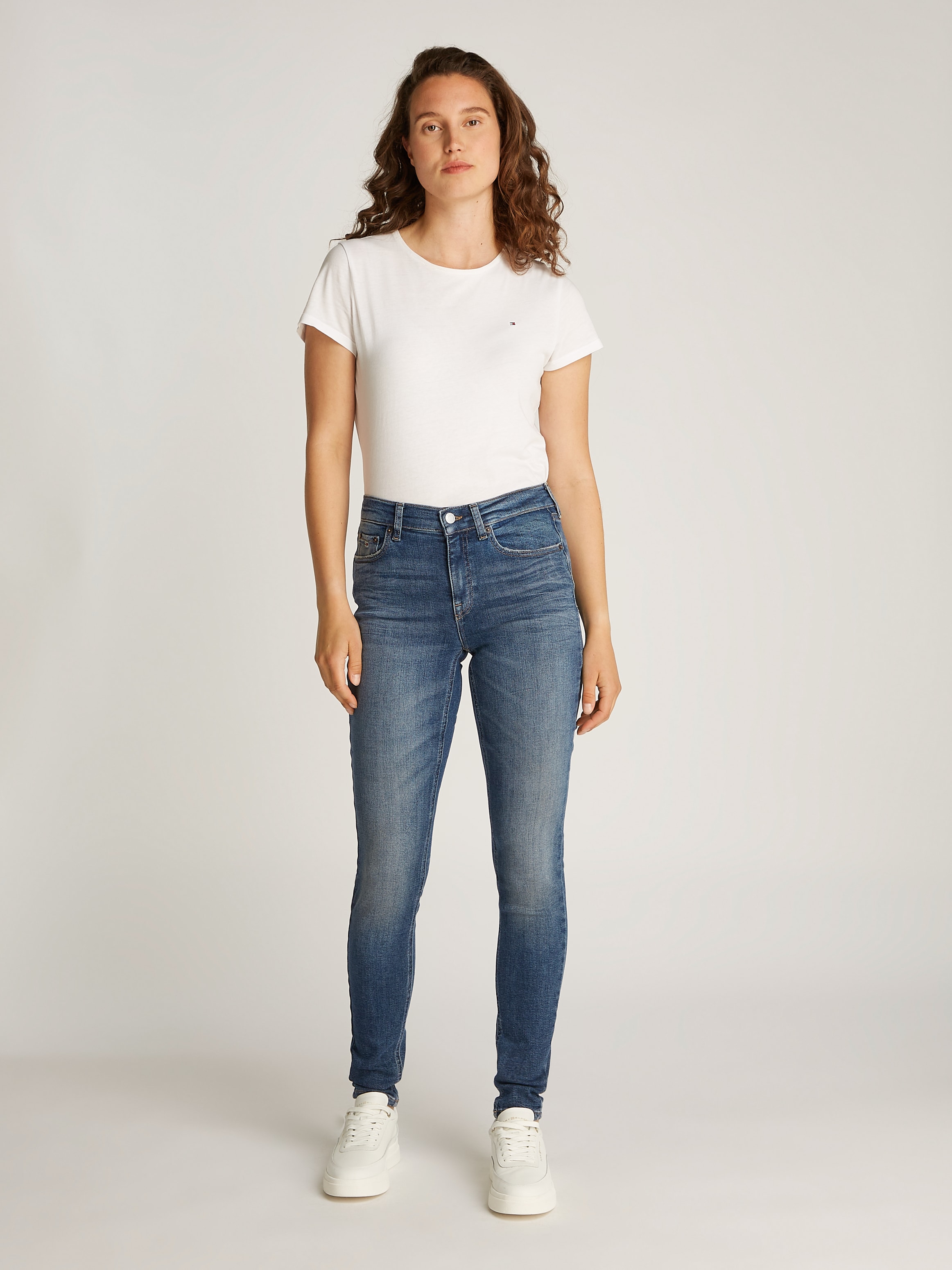 Tommy Jeans Skinny-fit-Jeans »NORA MR SKNY«, mit Waschung, mit Logo-Badge