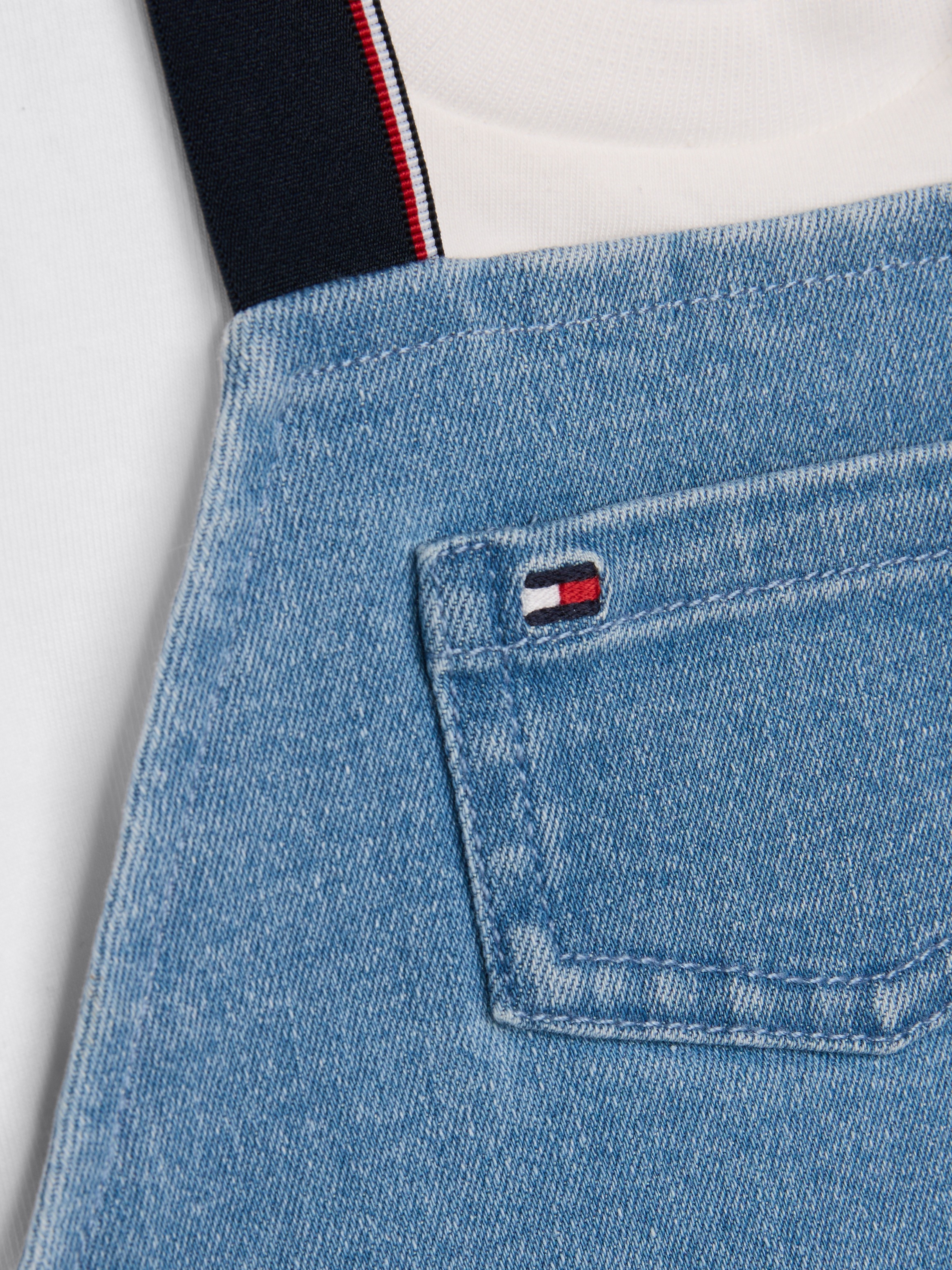 Tommy Hilfiger Latzhose »DENIM DUNGAREE«, mit Logostickereien, mit Knopfverschluss