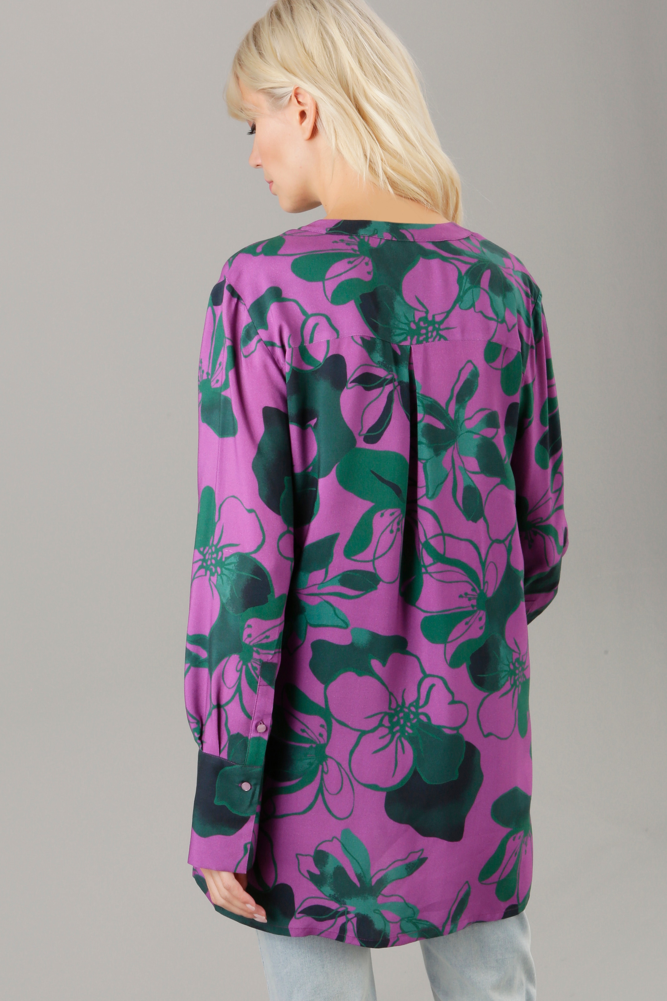 in Farbkombination Aniston Blütendruck Longbluse, aufregender SELECTED ♕ mit bei