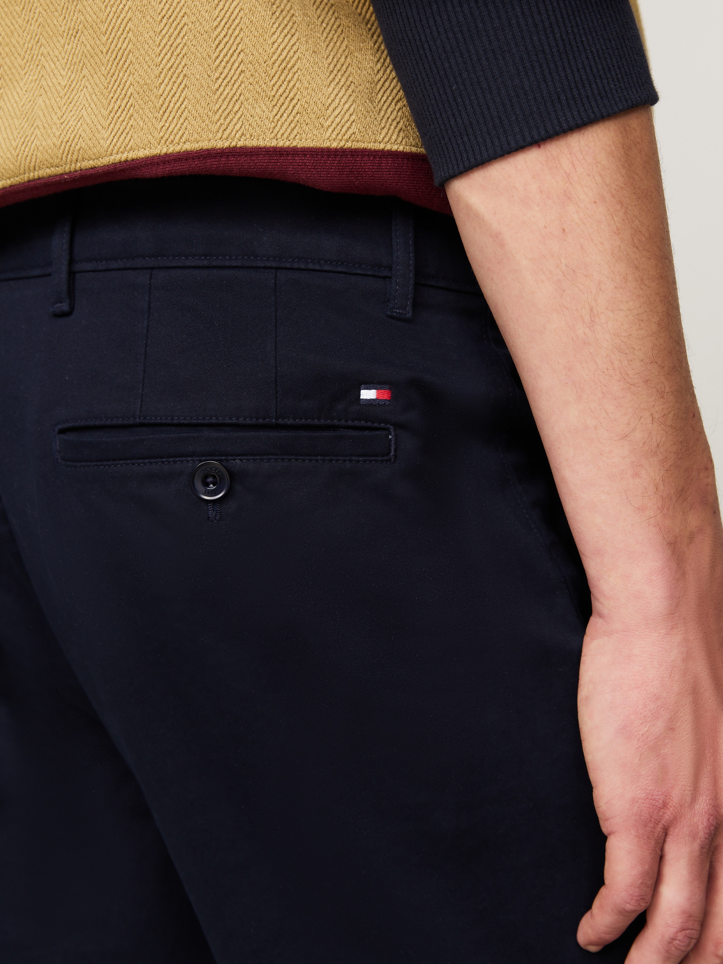 Tommy Hilfiger Chinohose »DENTON CHINO SATIN«, mit Gesäßtaschen mit Knopf, Logostickerei