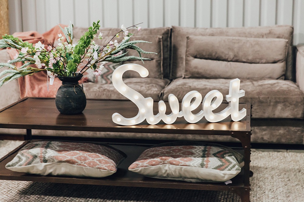 MARQUEE LIGHTS LED Dekolicht »Sweet« LED-Modul 1 Stk. Warmweiß Wandlampe, Tischlampe Schriftzug Süß mit 26 Leuchtmittel - 57x31 cm