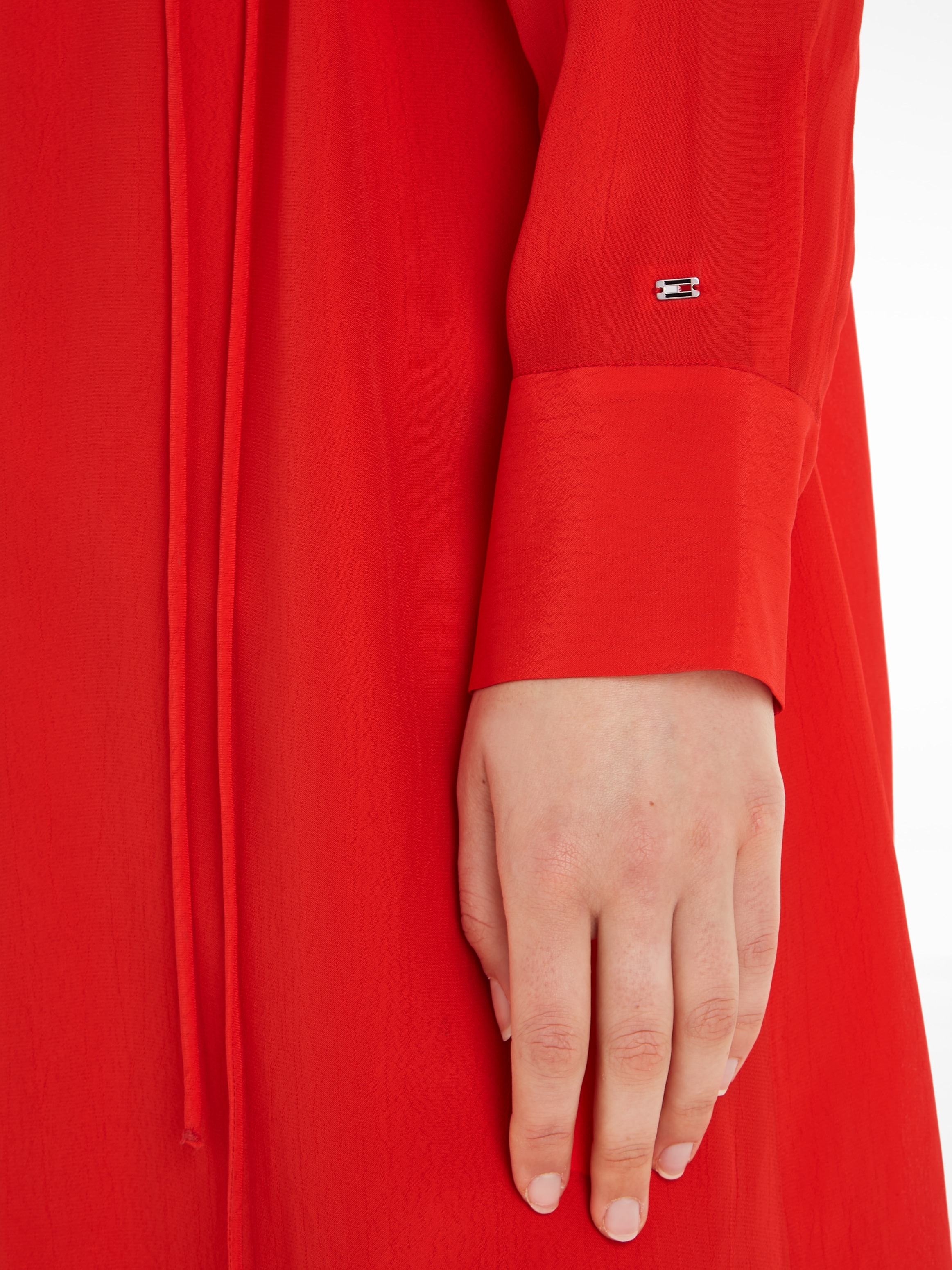 Tommy Hilfiger Blusenkleid »FLUID VISCOSE CREPE KNEE DRESS«, mit Logopatch