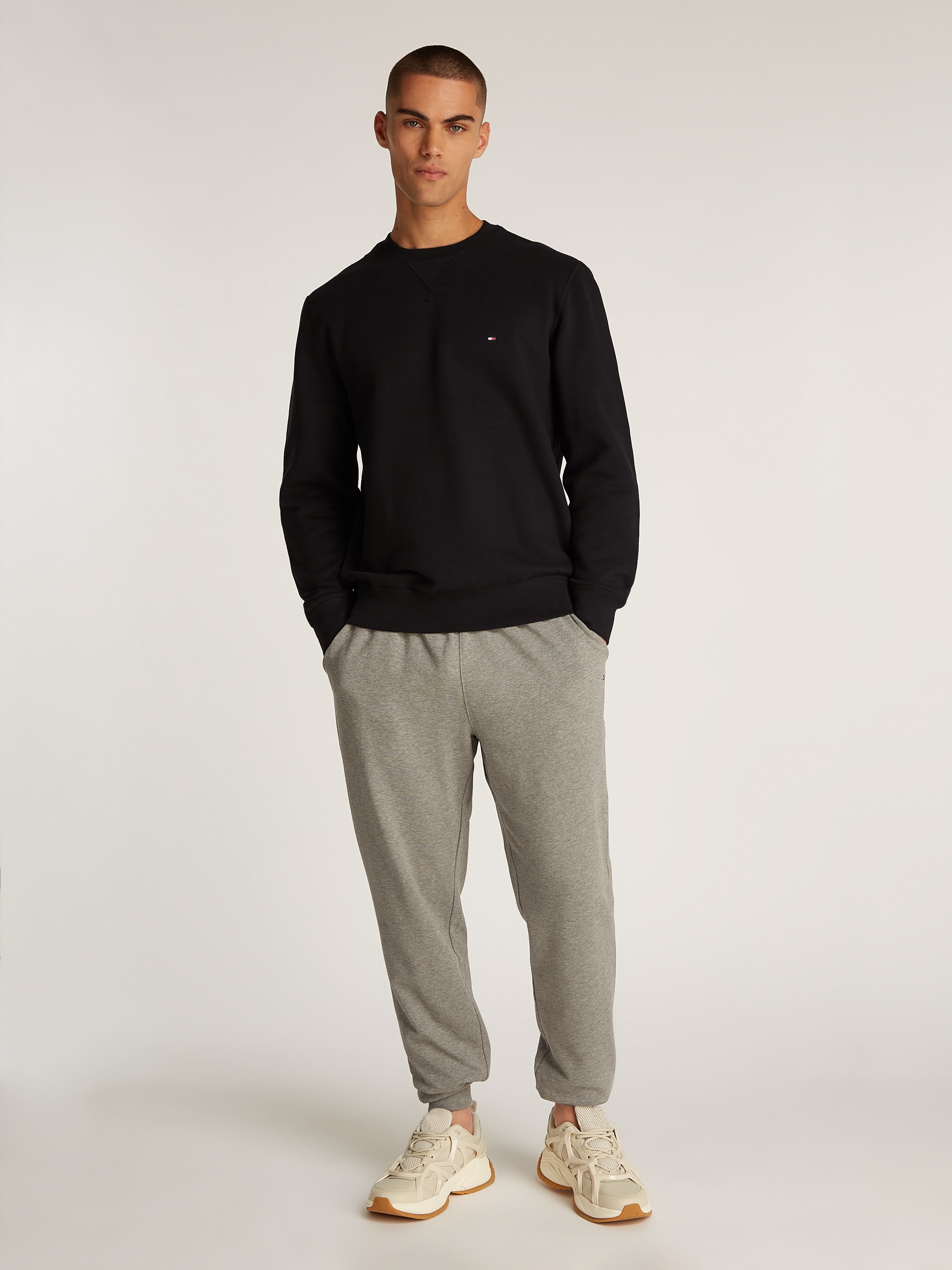 Tommy Hilfiger Sweatshirt »ESSENTIAL FLEECE CREWNECK«, mit Tommy Hilfiger Logostickerei