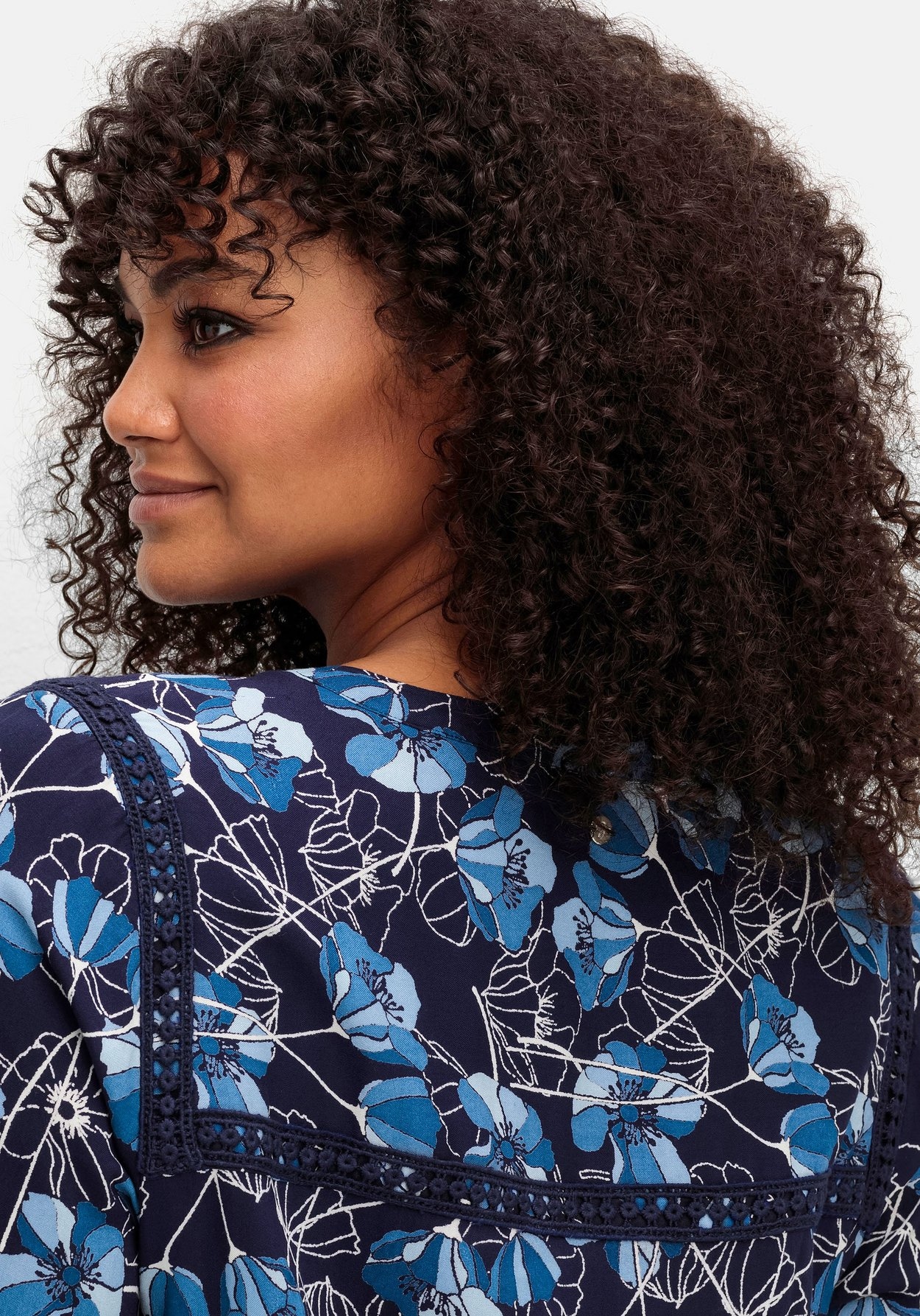 Sheego Druckbluse »Bluse mit Blütenprint und Spitzenborte«