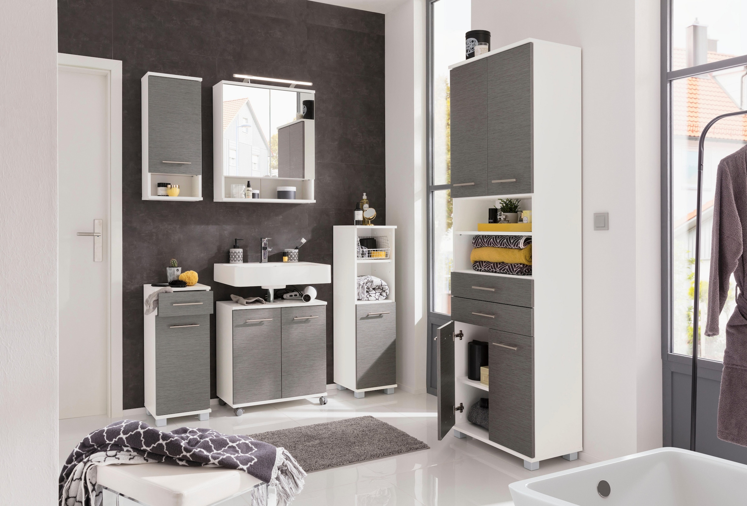 welltime Seitenschrank »Emmi, Breite 30 cm«, Wechselbarer Türanschlag, Metallbeschläge