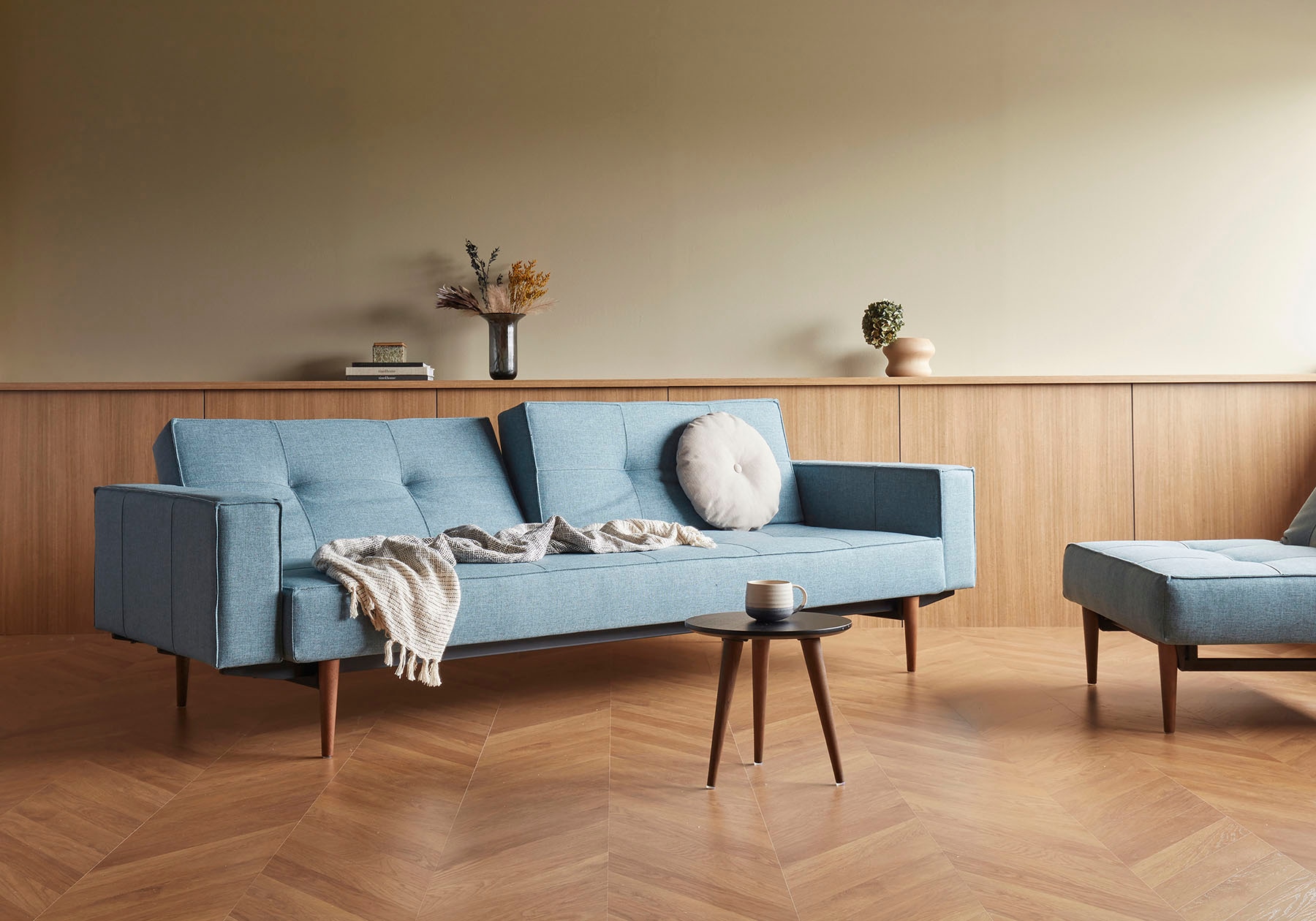 kaufen Rechnung LIVING Sofa Beinen, Styletto Armlehne und ™ in skandinavischen INNOVATION dunklen Design auf »Splitback«, mit