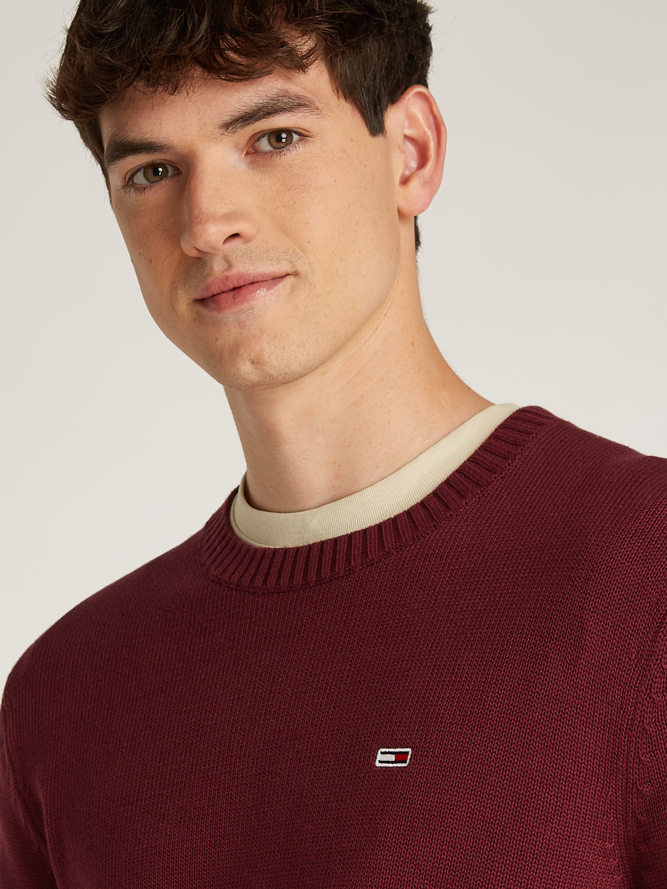 Tommy Jeans Strickpullover »TJM SLIM ESSNTLS C-NECK SWEATER«, mit Markenlogo auf der Brust