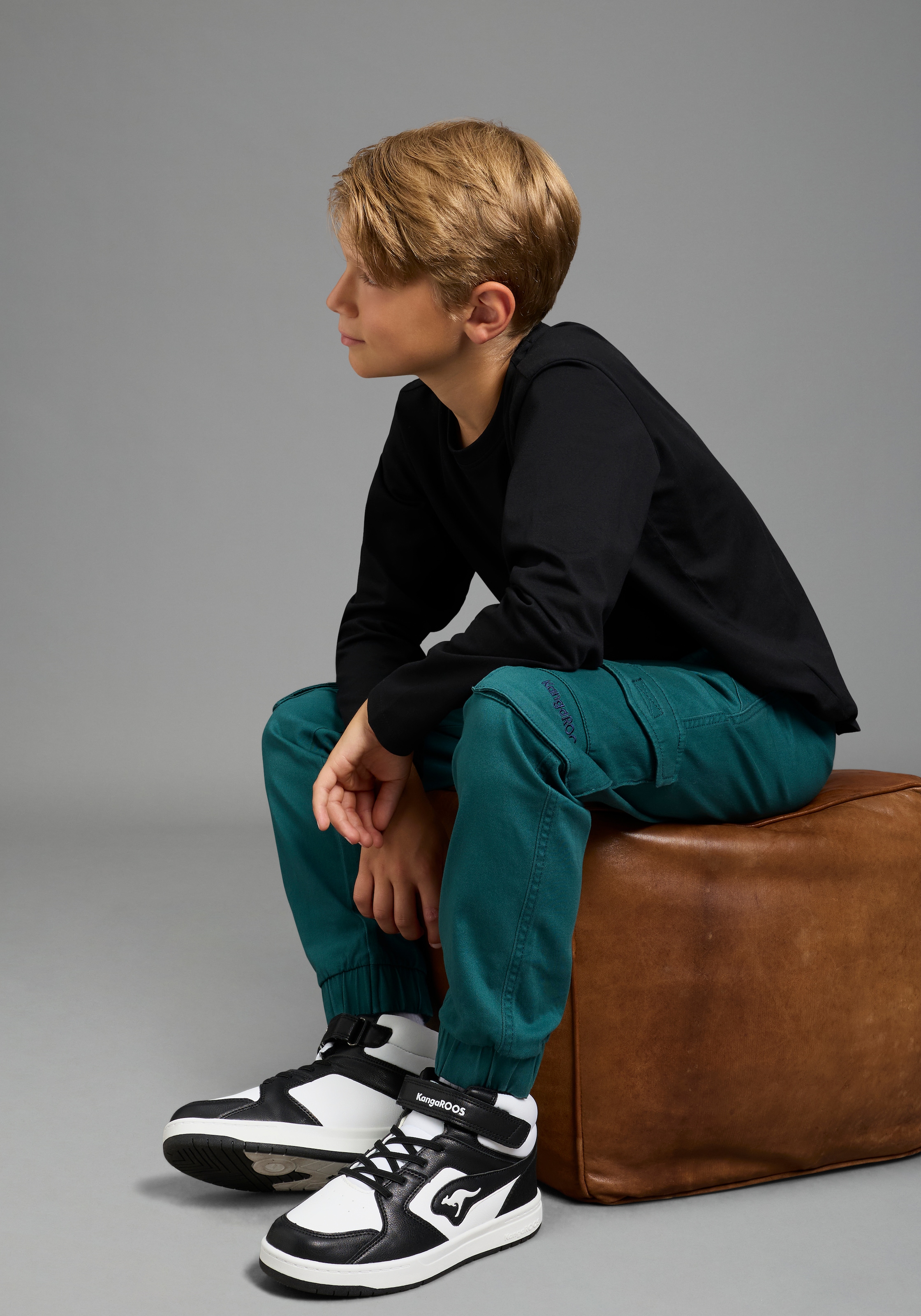 KangaROOS Cargohose »Hose mit Cargotaschen und KangaROOS Stickerei«  Cargohose mit Logo-Stickerei