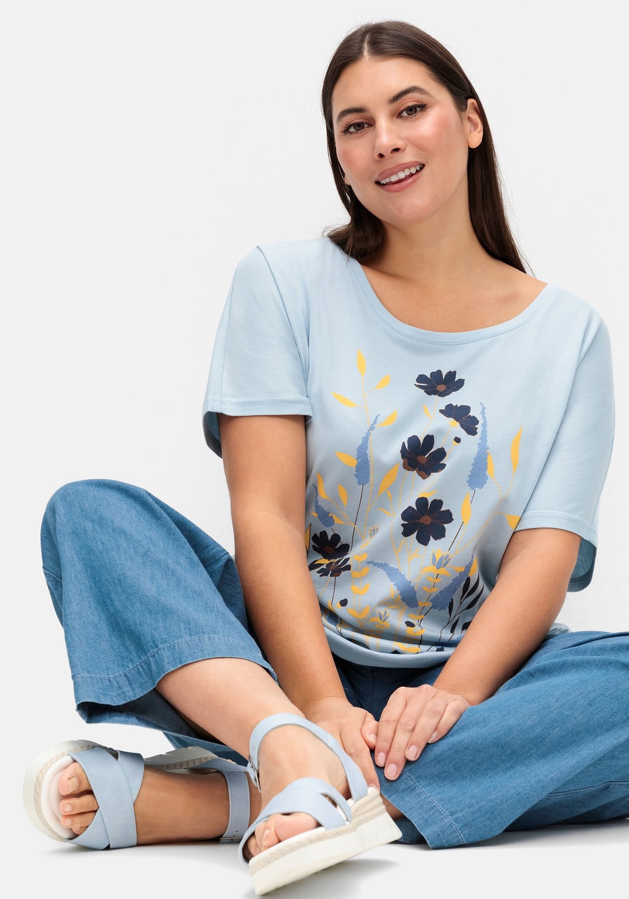 Sheego Rundhalsshirt »Shirt mit Blumen-Frontprint«
