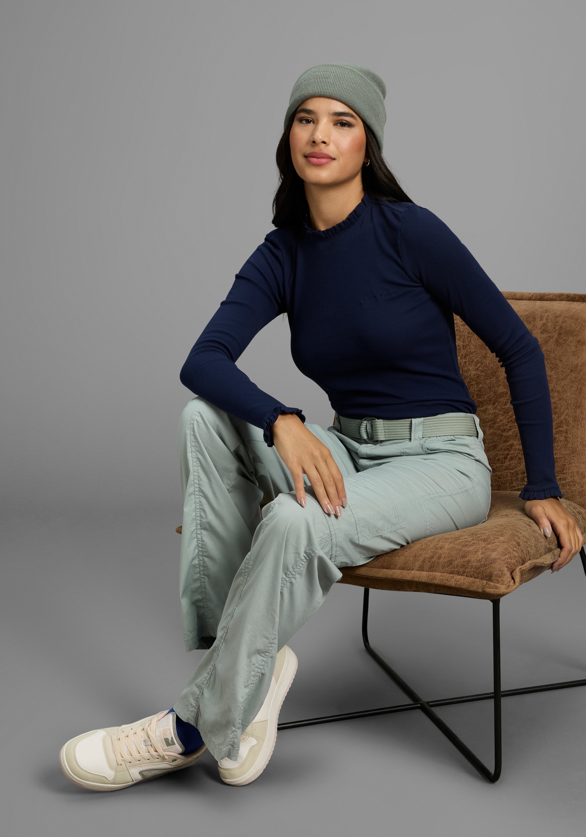 KangaROOS Langarmshirt, mit femininer Rüschenkante