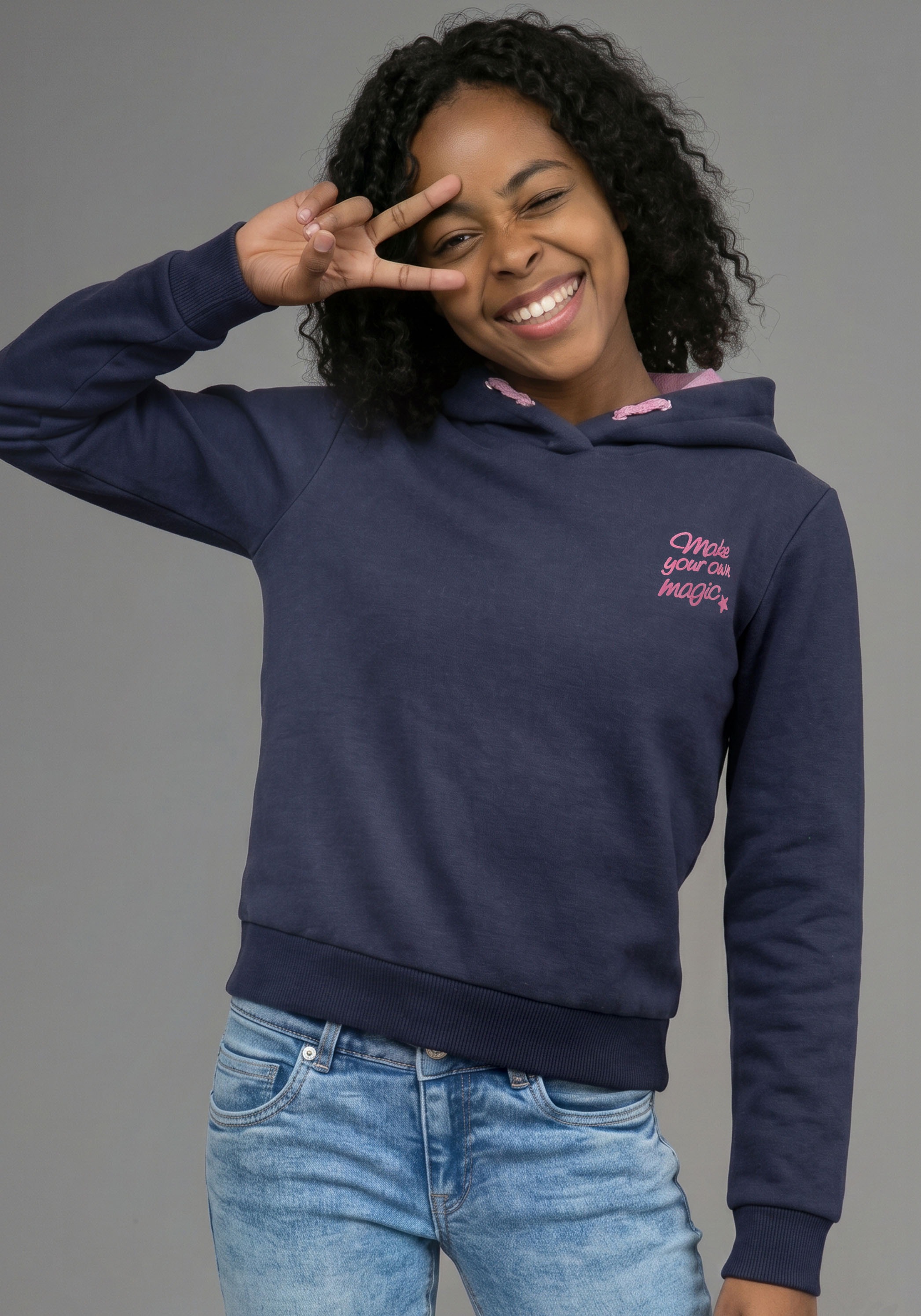 KIDSWORLD Langarmshirt »Slogan Hoodie: MAKE YOUR OWN MAGIC« Shirt mit Front- und Rückendruck, kurze Schnittform, Statement-Print
