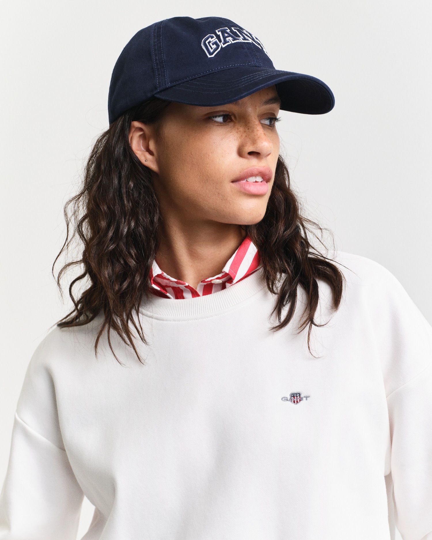 Gant Sweatshirt »SHIELD C-NECK SWEAT«, Grafische GANT-Stickerei auf der Brust