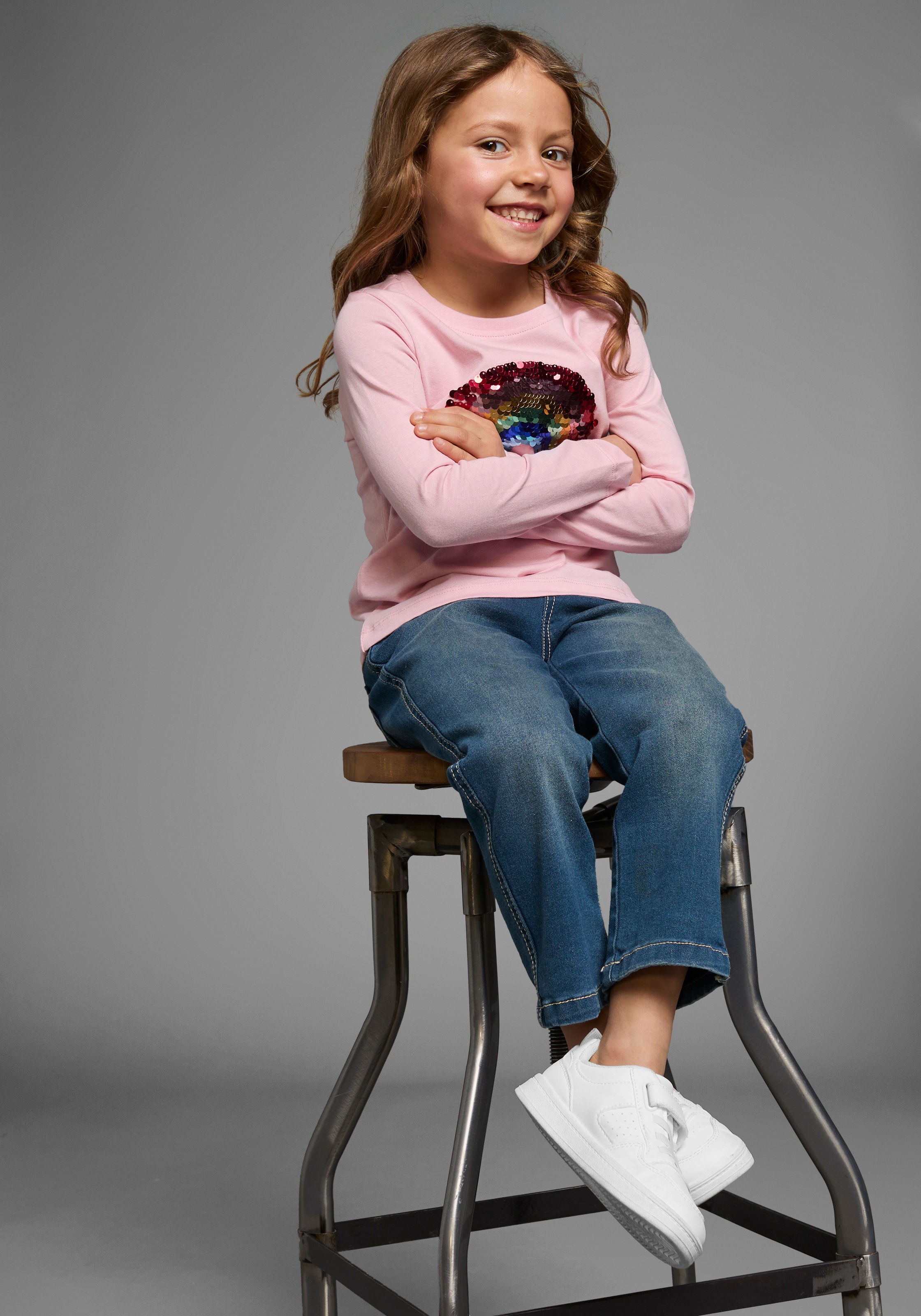 KIDSWORLD Langarmshirt »Regenbogen Pailletten-Applikation«, Langarm, Basic-Passform, mit schimmernden Pailletten-Applikationen